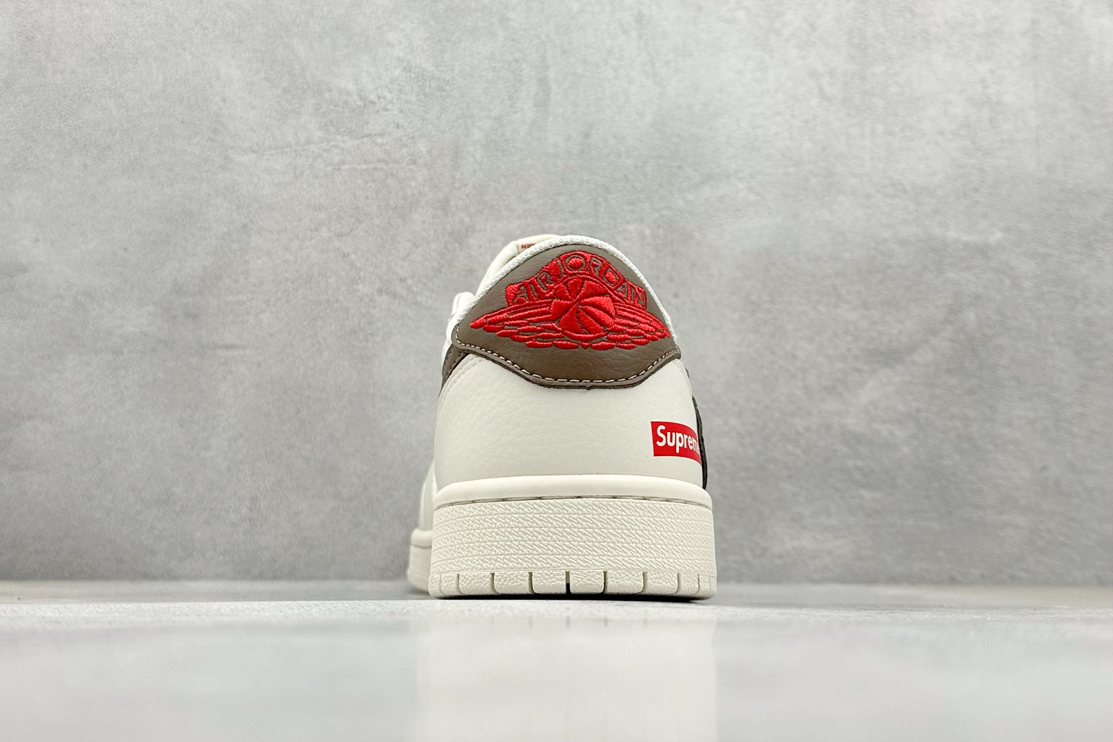 Fragment x Travis Scott x Supreme
Air Jordan 1 Low
