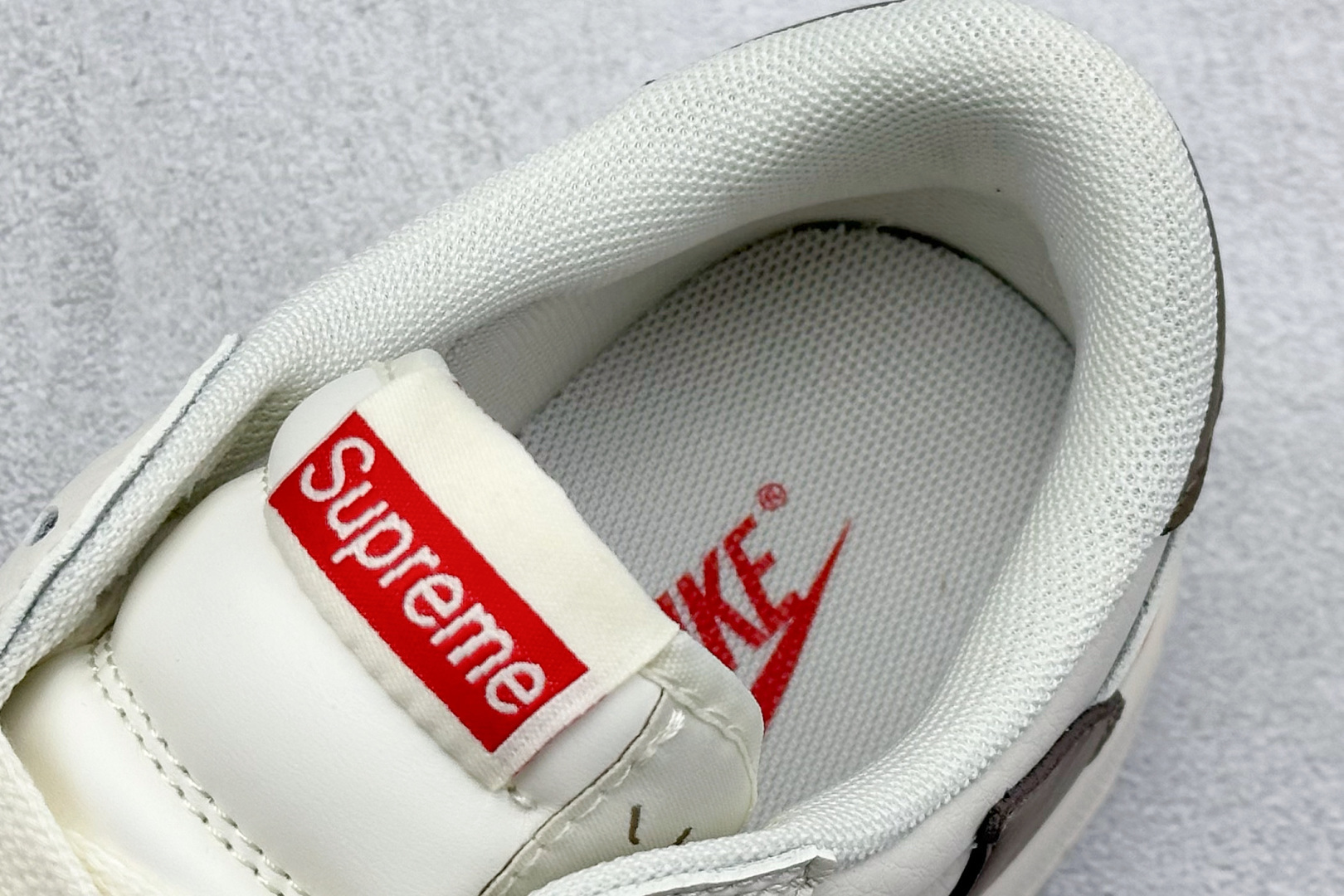Fragment x Travis Scott x Supreme
Air Jordan 1 Low