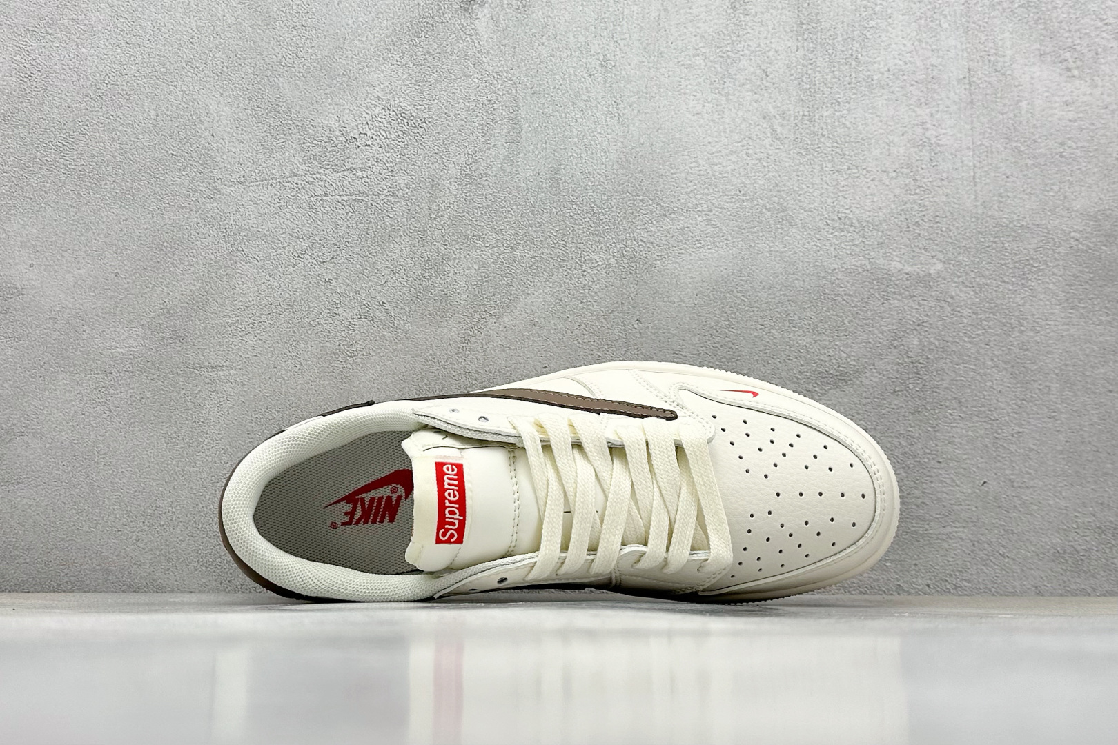 Fragment x Travis Scott x Supreme
Air Jordan 1 Low