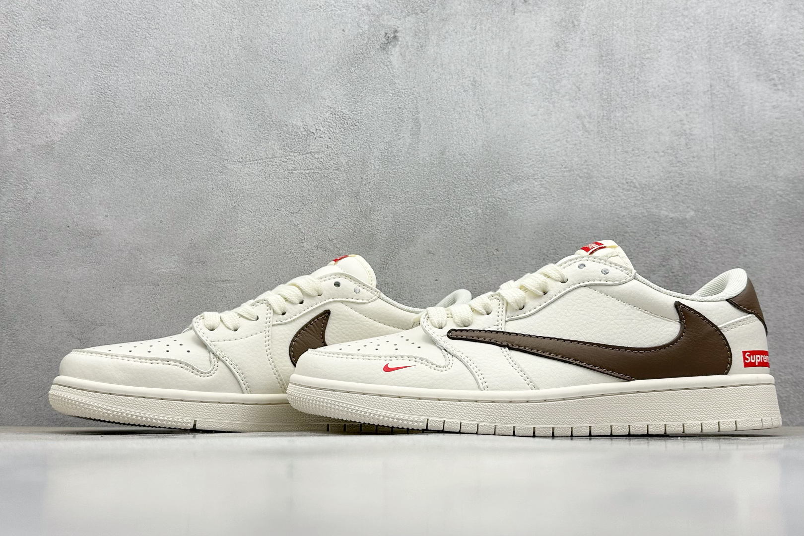 Fragment x Travis Scott x Supreme
Air Jordan 1 Low