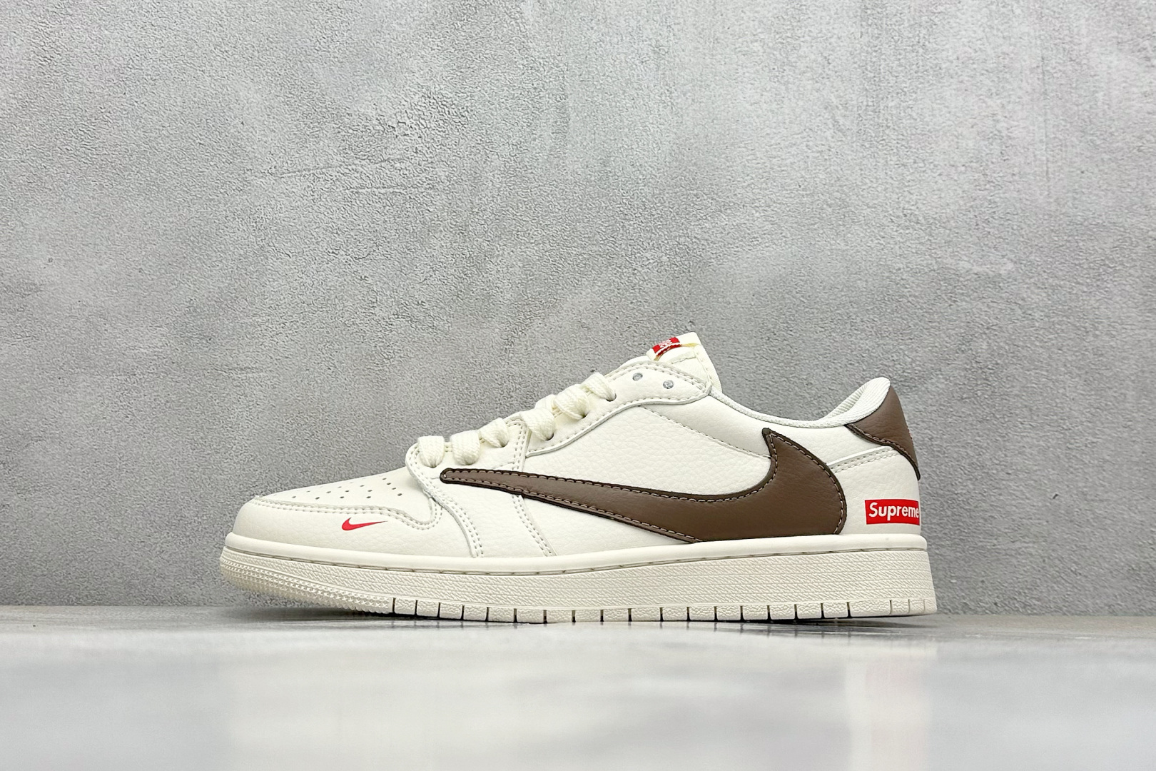 Fragment x Travis Scott x Supreme
Air Jordan 1 Low