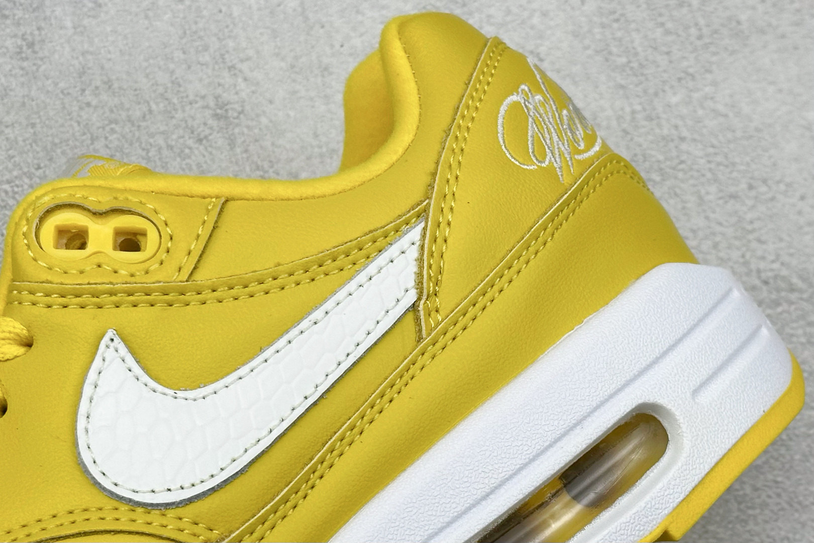  
Nike Air Max 1 耐克半掌气垫复古跑步鞋 

货号：HF8813-700
尺码：36 