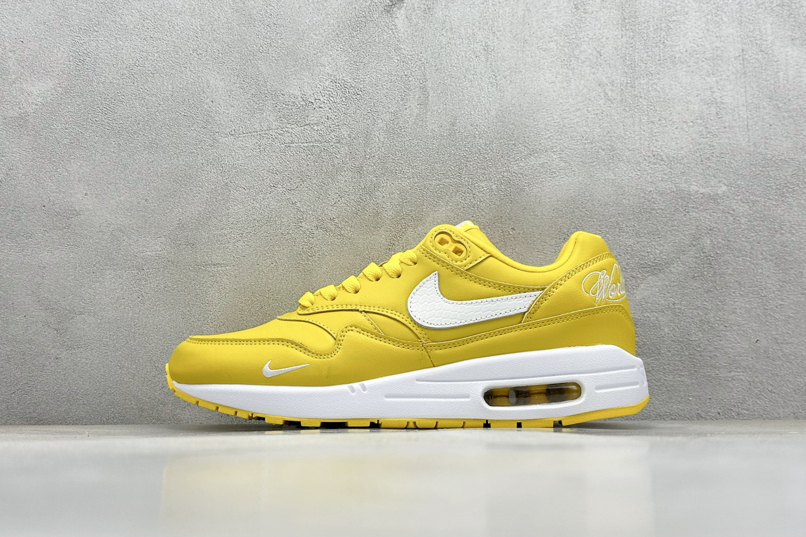  
Nike Air Max 1 耐克半掌气垫复古跑步鞋 

货号：HF8813-700
尺码：36 