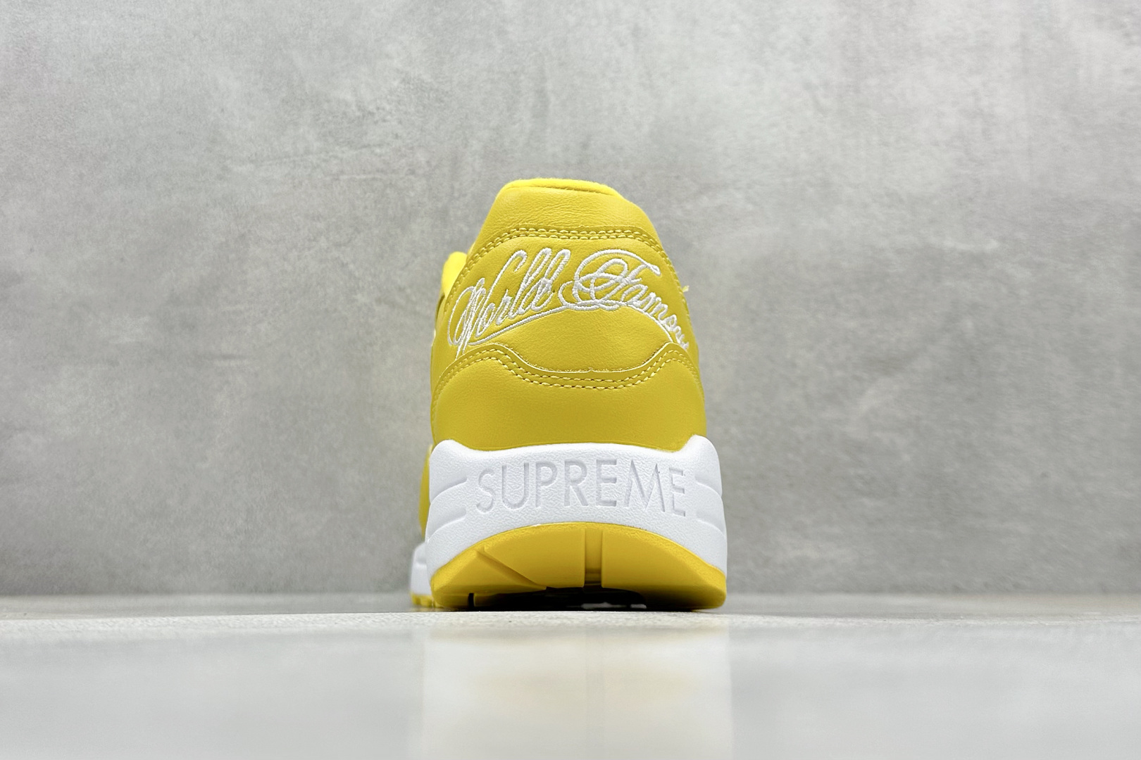  
Nike Air Max 1 耐克半掌气垫复古跑步鞋 

货号：HF8813-700
尺码：36 