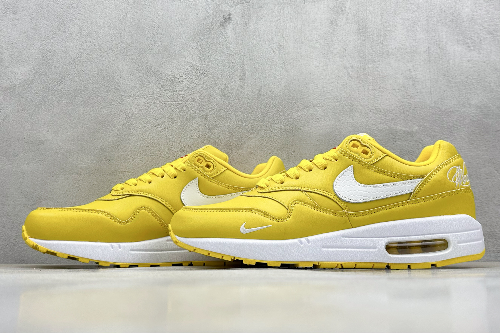  
Nike Air Max 1 耐克半掌气垫复古跑步鞋 

货号：HF8813-700
尺码：36 