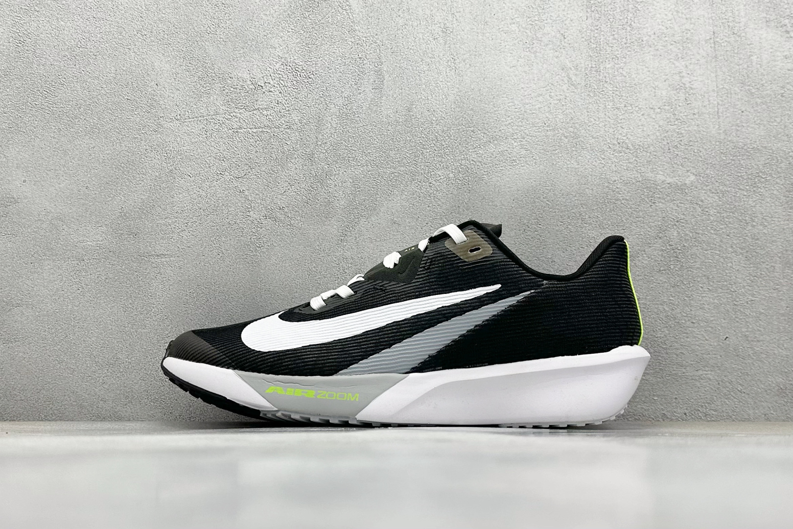  
XL版 Nk Zoom Rival Fly 4 耐克超弹轻盈跑步鞋
#鞋款搭载 Flyknit 材料