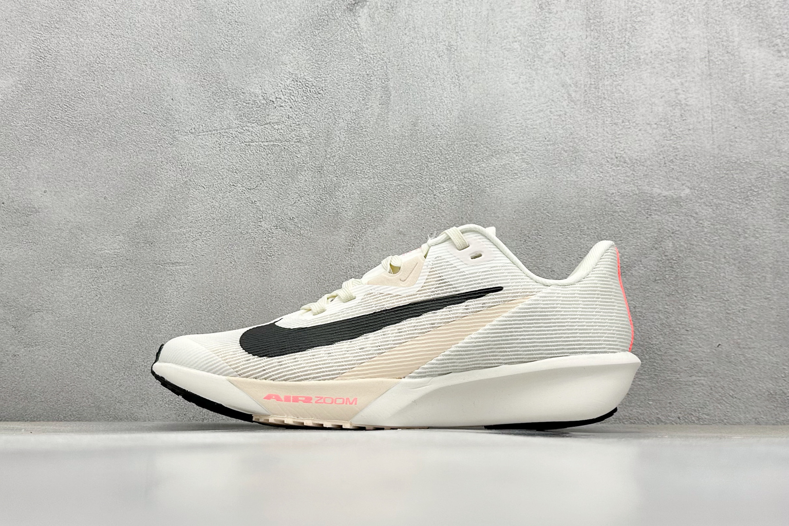  
XL版 Nk Zoom Rival Fly 4 耐克超弹轻盈跑步鞋
#鞋款搭载 Flyknit 材料