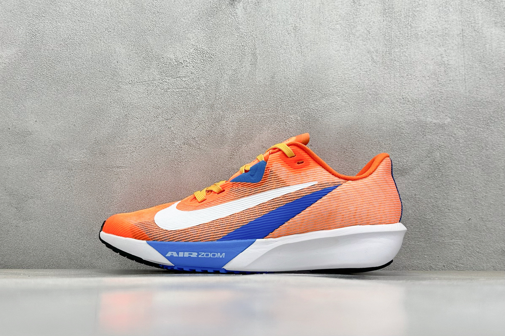  
XL版 Nk Zoom Rival Fly 4 耐克超弹轻盈跑步鞋
#鞋款搭载 Flyknit 材料