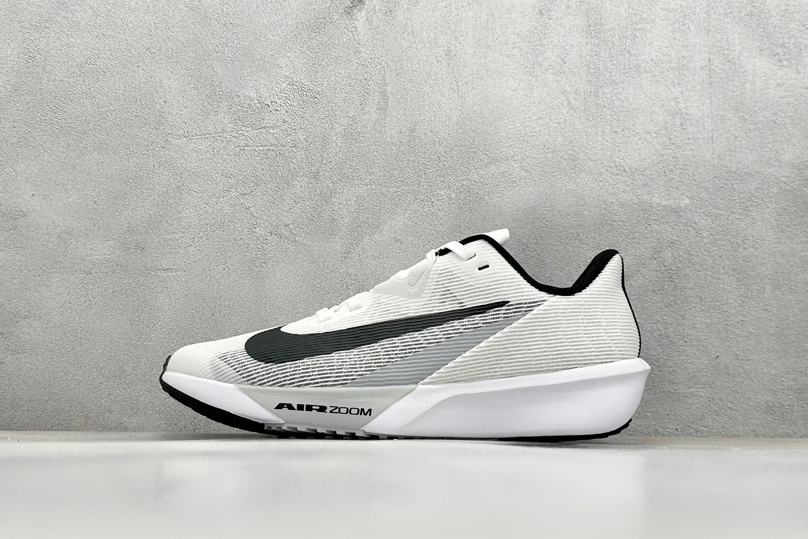  
XL版 Nk Zoom Rival Fly 4 耐克超弹轻盈跑步鞋
#鞋款搭载 Flyknit 材料