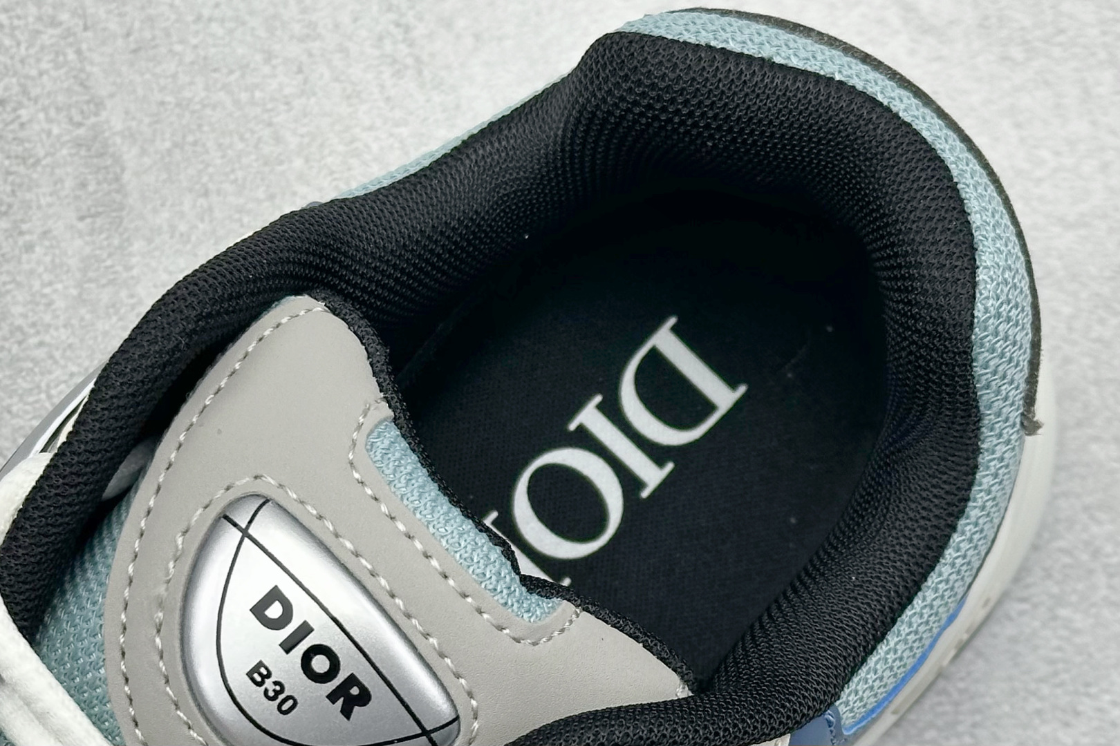  
Dior B30 迪奥网眼织物低帮运动休闲鞋 
该款系列采用黑网色眼织物白和色科技料面精心制 作饰以