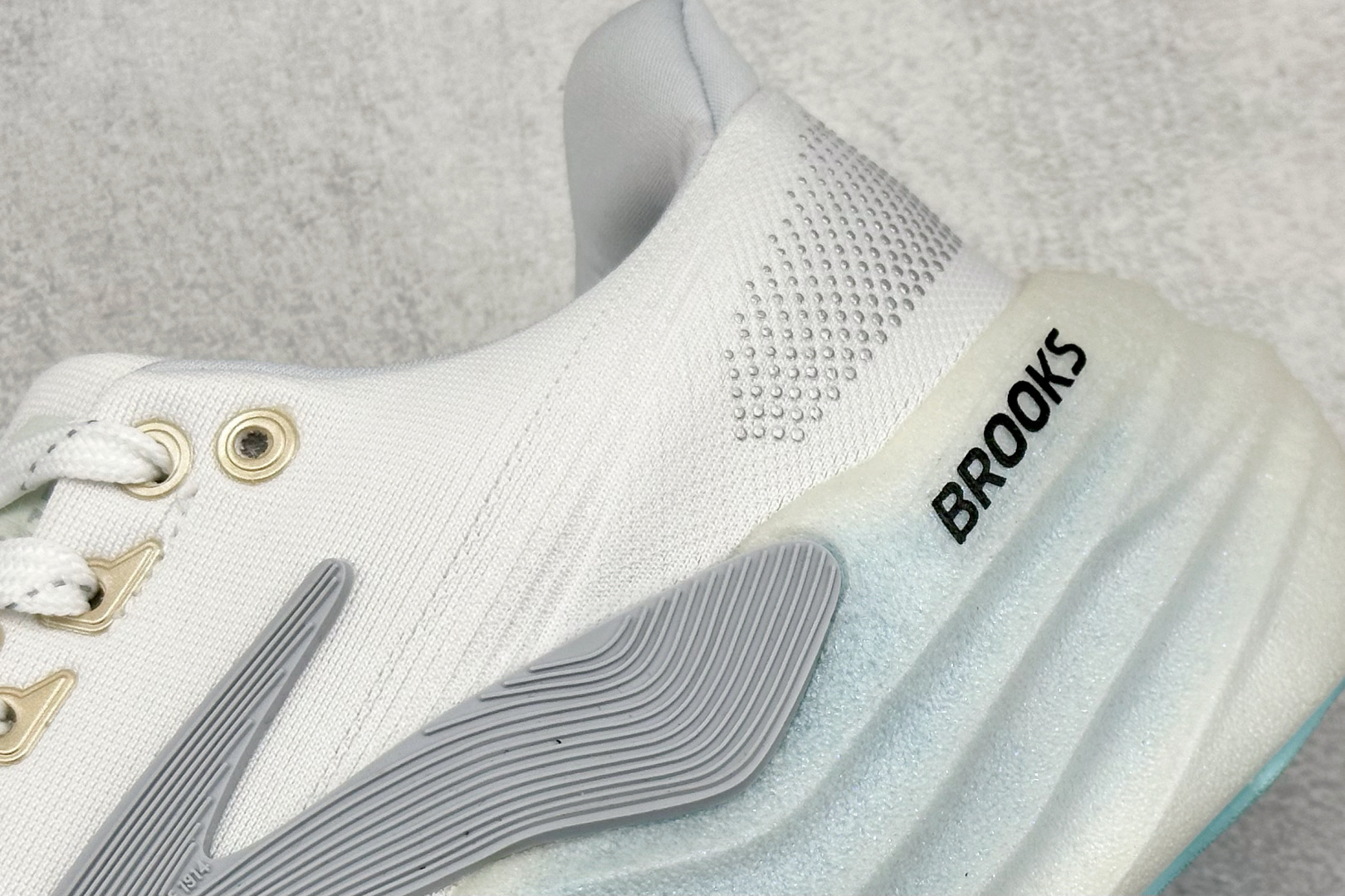  
Brooks 布鲁克斯 Glycerin Max
超弹轻盈跑步鞋 
低帮透气缓震支撑休闲运动慢跑鞋
