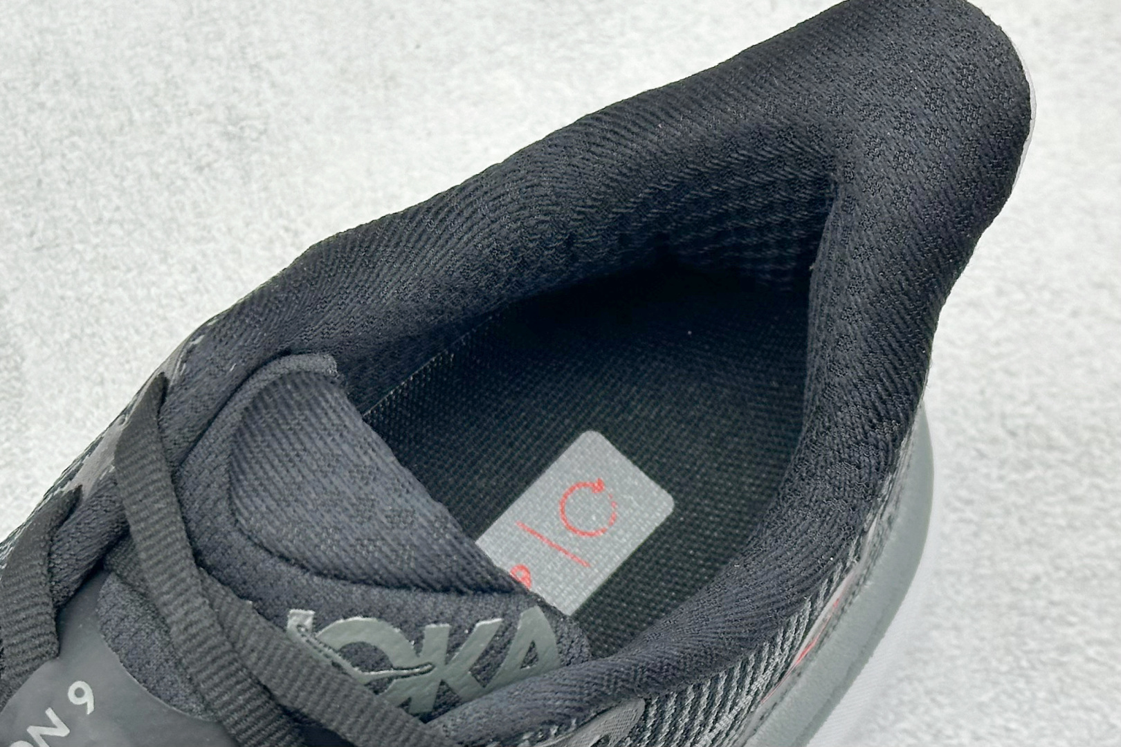  
WK版 HOKA ONE ONE Bondi 9 机能缓震跑鞋
#鞋面部分采用工程网眼面料，可以确