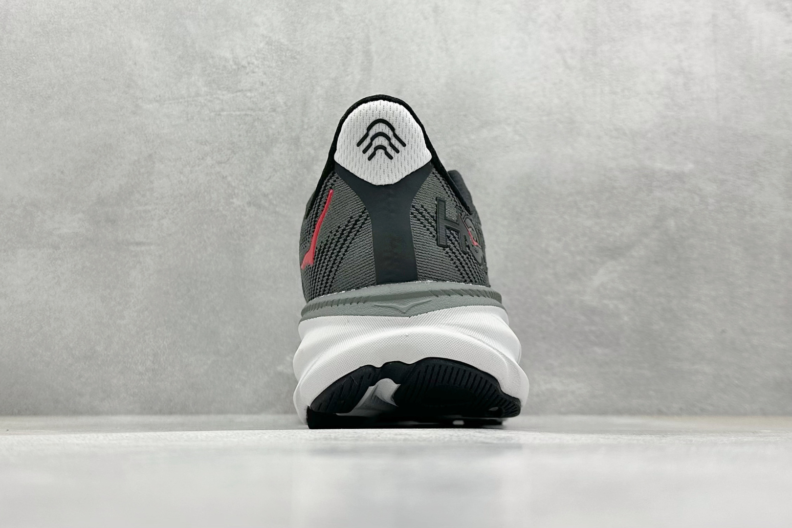 
WK版 HOKA ONE ONE Bondi 9 机能缓震跑鞋
#鞋面部分采用工程网眼面料，可以确