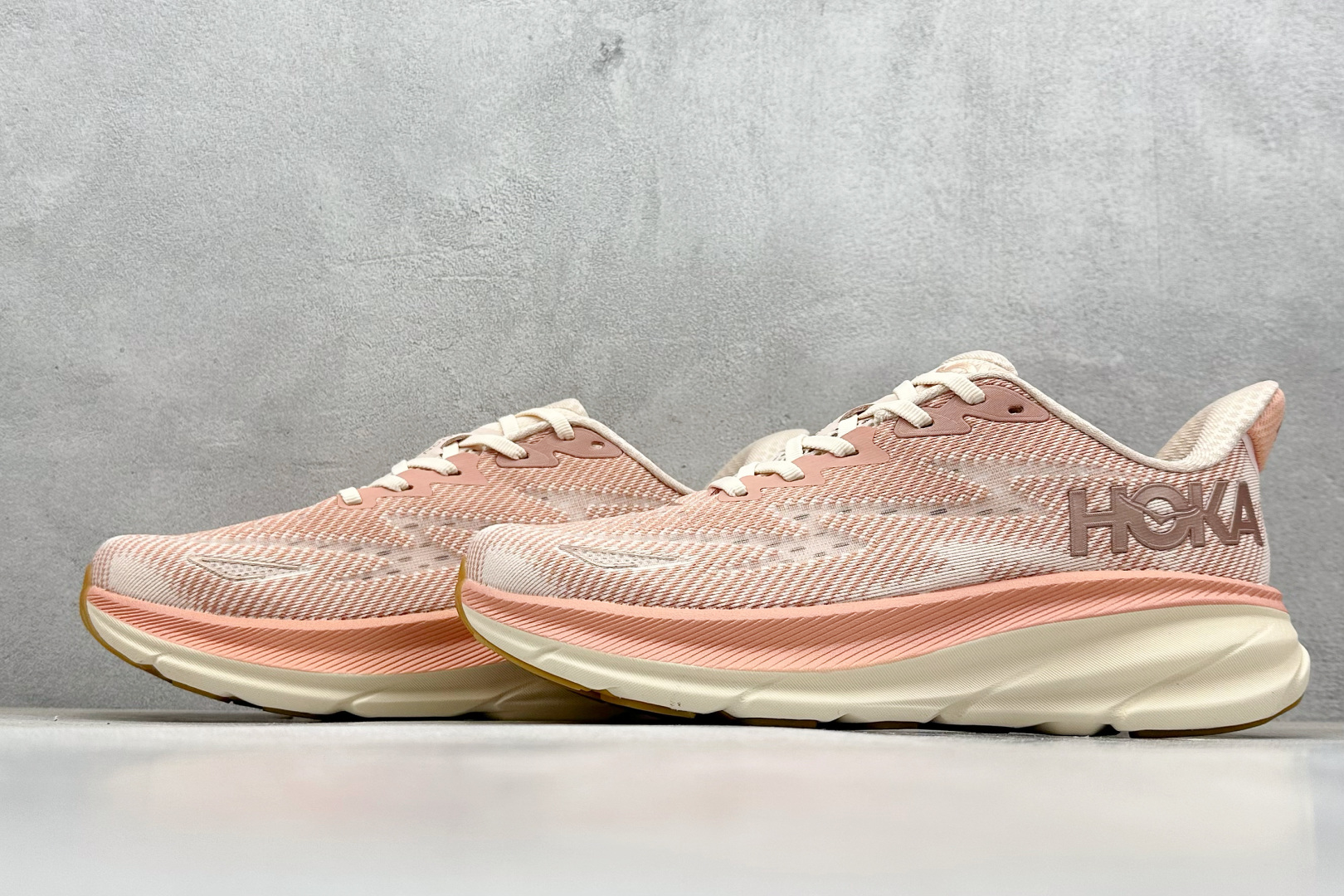  
WK版 HOKA ONE ONE Bondi 9 机能缓震跑鞋
#鞋面部分采用工程网眼面料，可以确