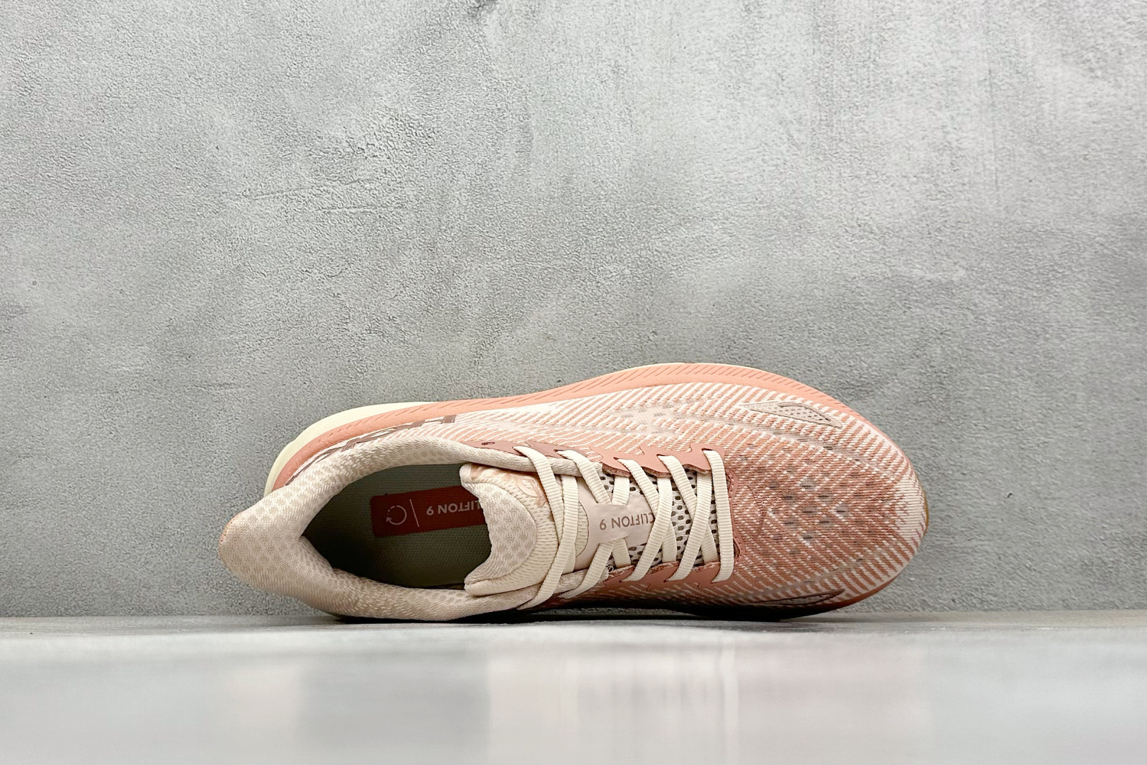  
WK版 HOKA ONE ONE Bondi 9 机能缓震跑鞋
#鞋面部分采用工程网眼面料，可以确