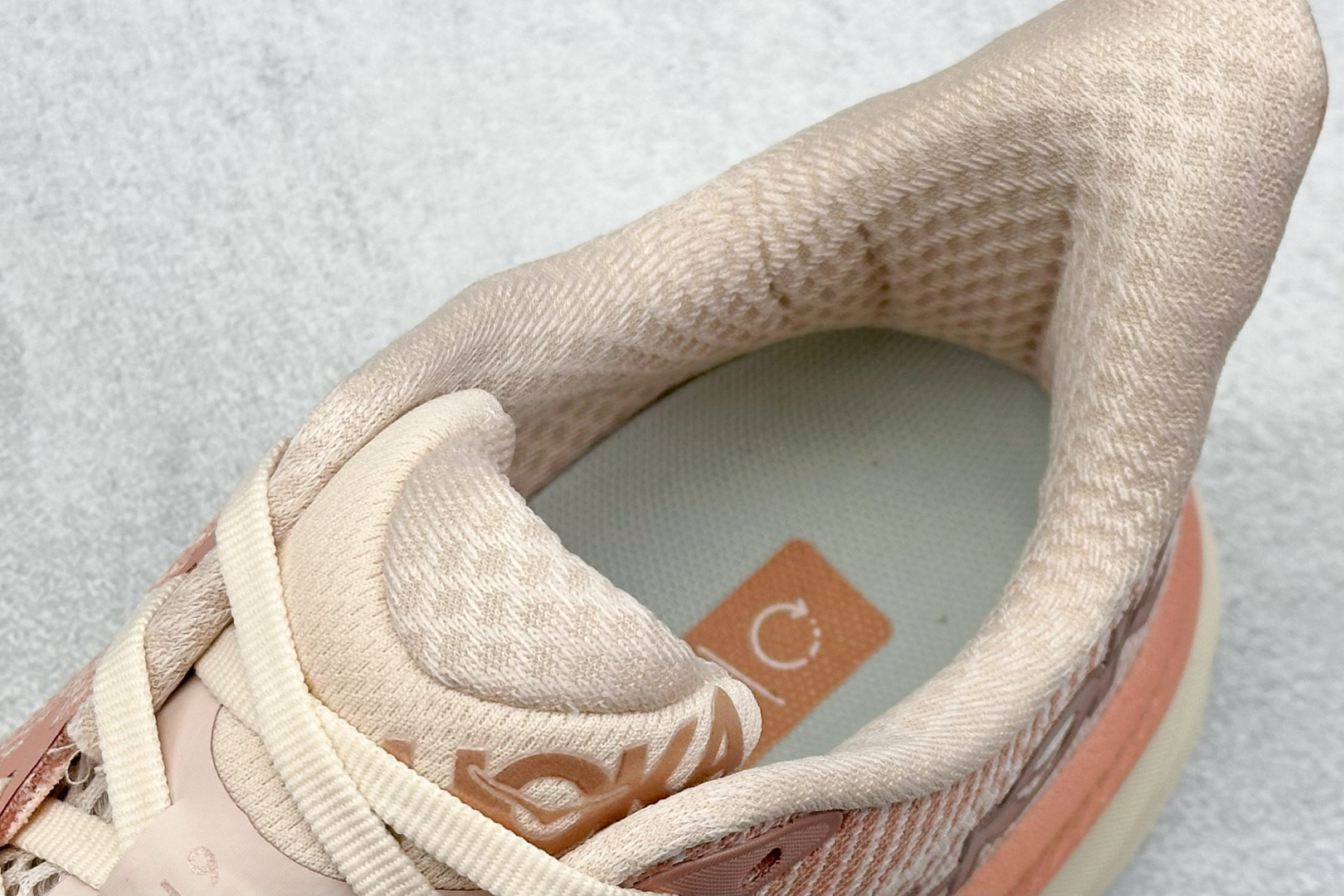  
WK版 HOKA ONE ONE Bondi 9 机能缓震跑鞋
#鞋面部分采用工程网眼面料，可以确