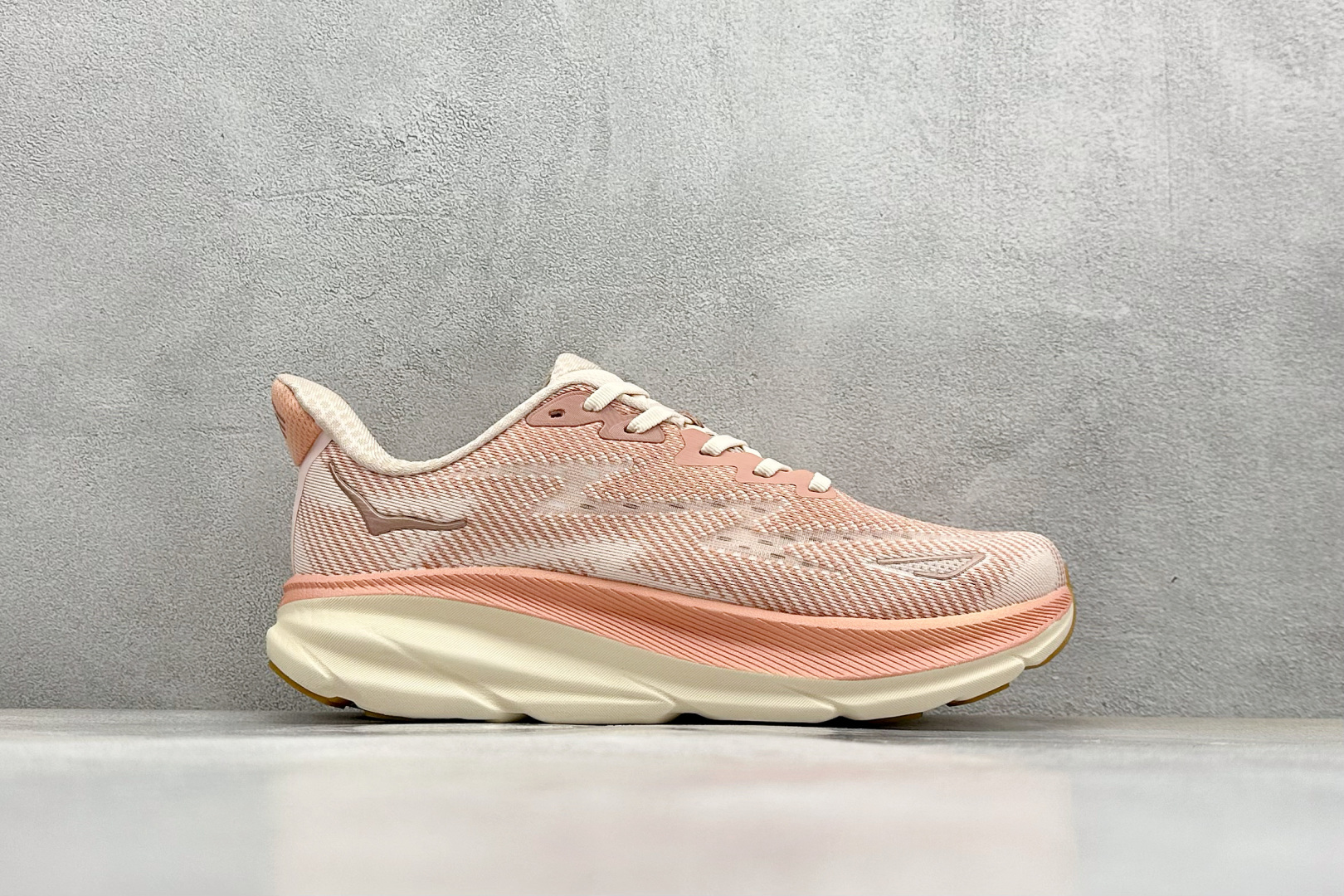  
WK版 HOKA ONE ONE Bondi 9 机能缓震跑鞋
#鞋面部分采用工程网眼面料，可以确