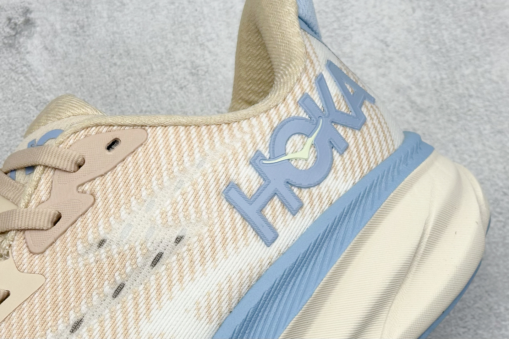  
WK版 HOKA ONE ONE Bondi 9 机能缓震跑鞋
#鞋面部分采用工程网眼面料，可以确