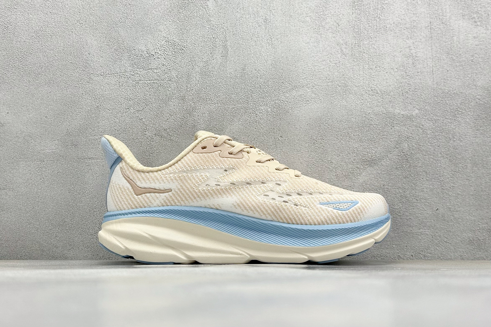  
WK版 HOKA ONE ONE Bondi 9 机能缓震跑鞋
#鞋面部分采用工程网眼面料，可以确