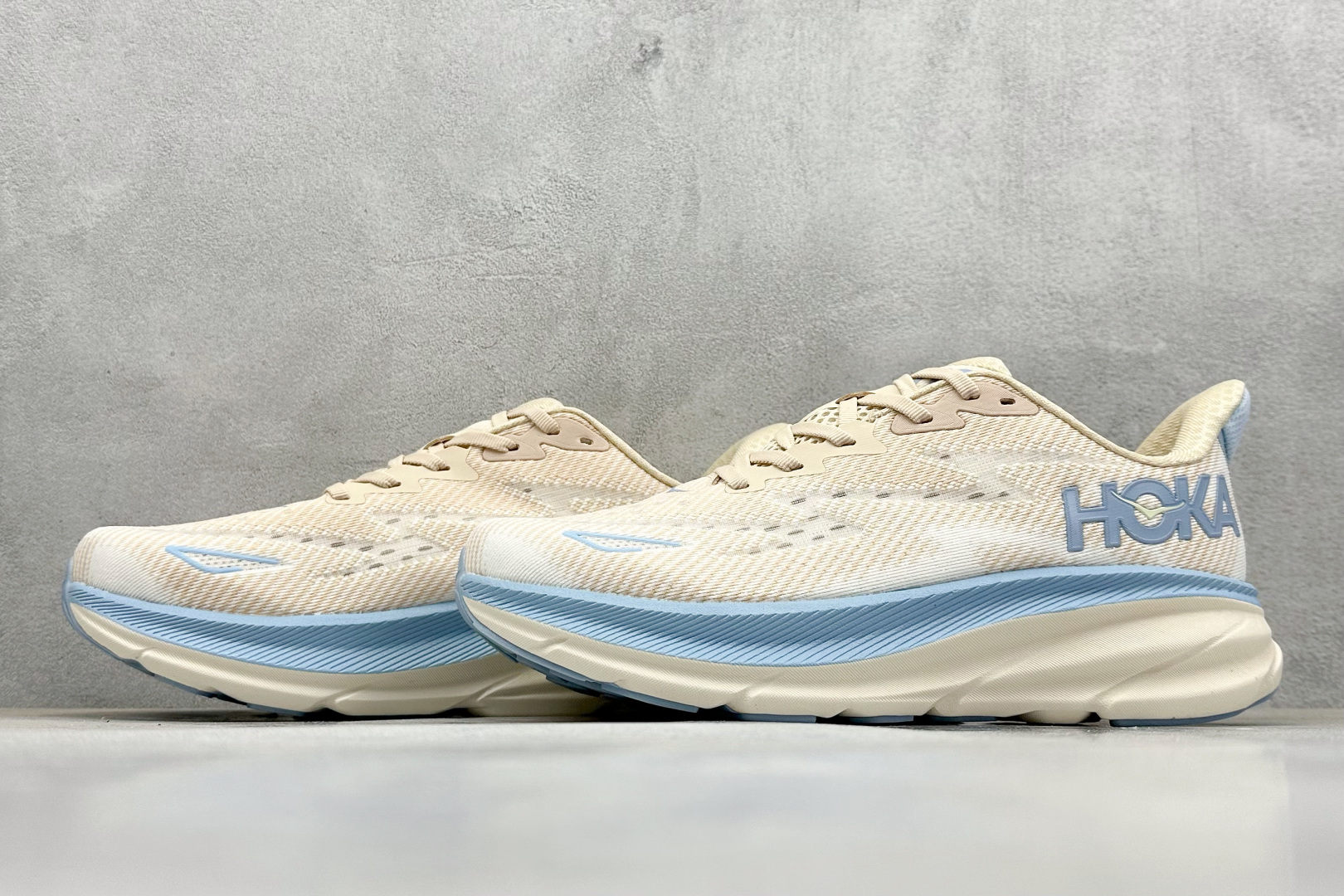  
WK版 HOKA ONE ONE Bondi 9 机能缓震跑鞋
#鞋面部分采用工程网眼面料，可以确