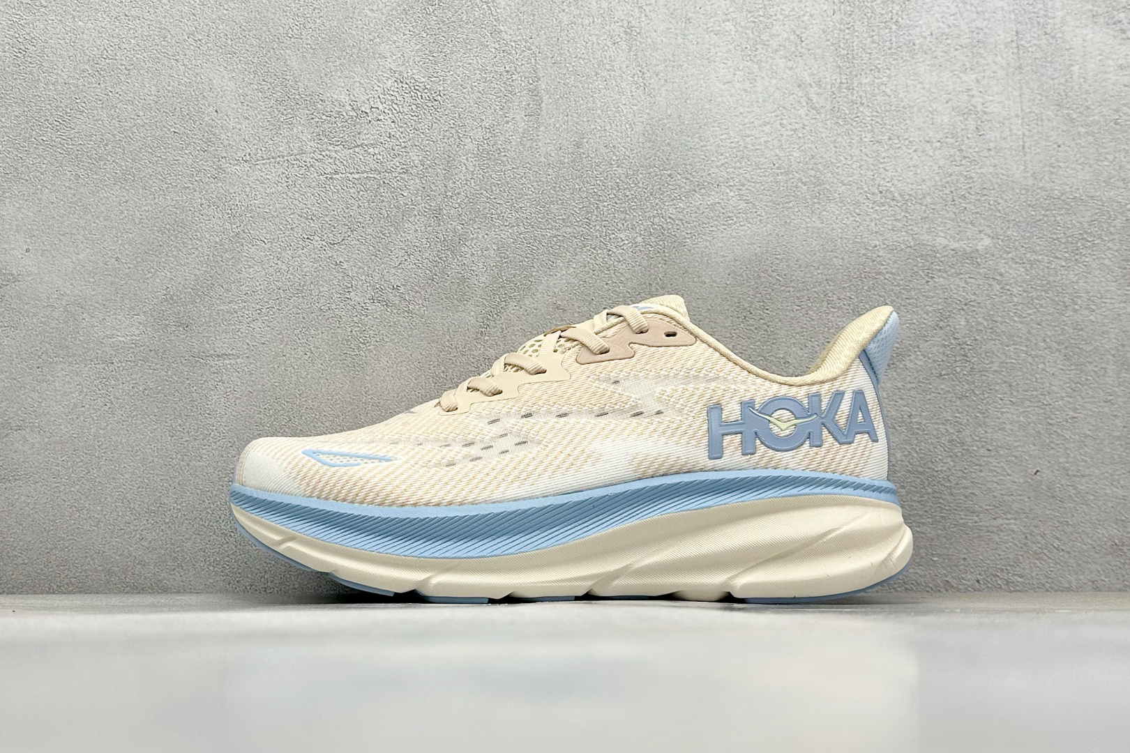  
WK版 HOKA ONE ONE Bondi 9 机能缓震跑鞋
#鞋面部分采用工程网眼面料，可以确
