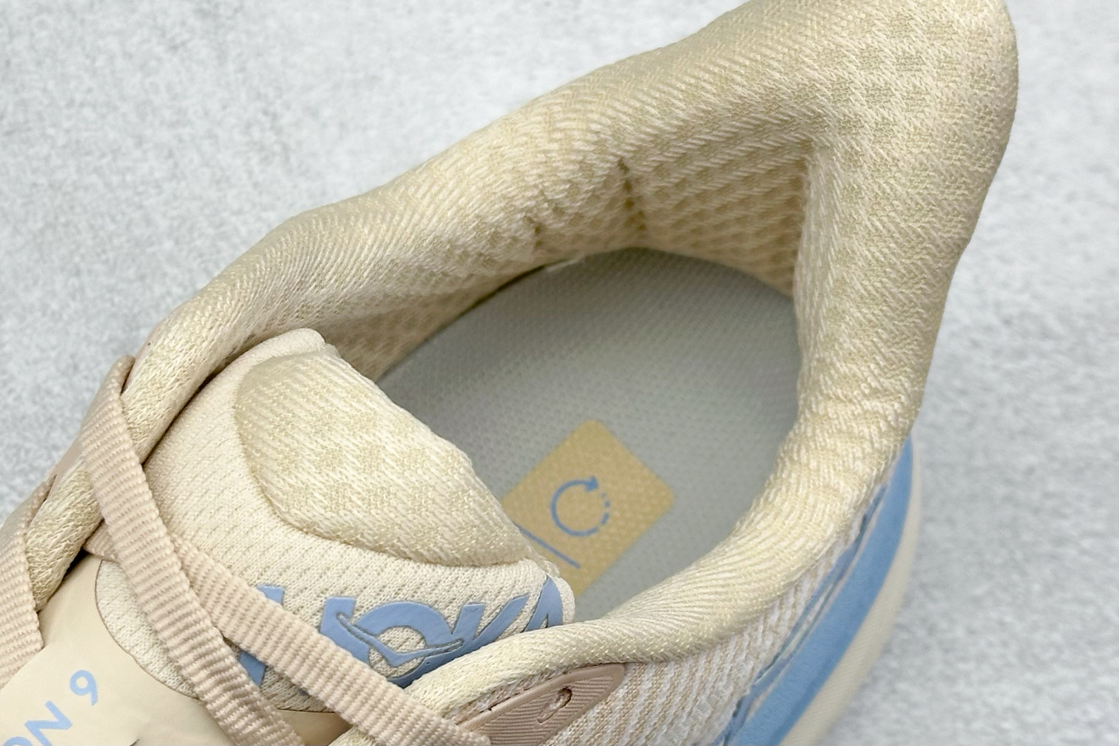 
WK版 HOKA ONE ONE Bondi 9 机能缓震跑鞋
#鞋面部分采用工程网眼面料，可以确