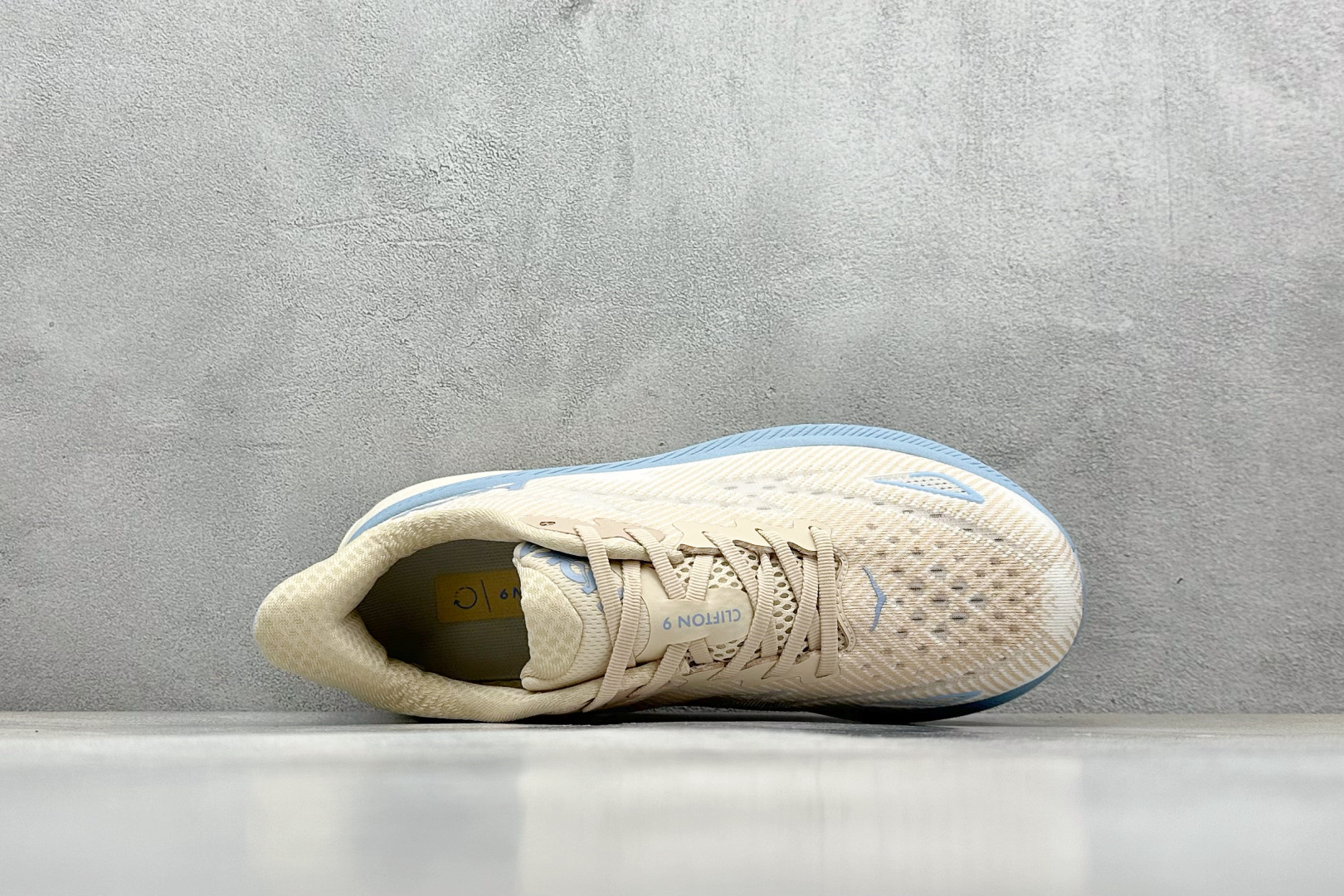  
WK版 HOKA ONE ONE Bondi 9 机能缓震跑鞋
#鞋面部分采用工程网眼面料，可以确