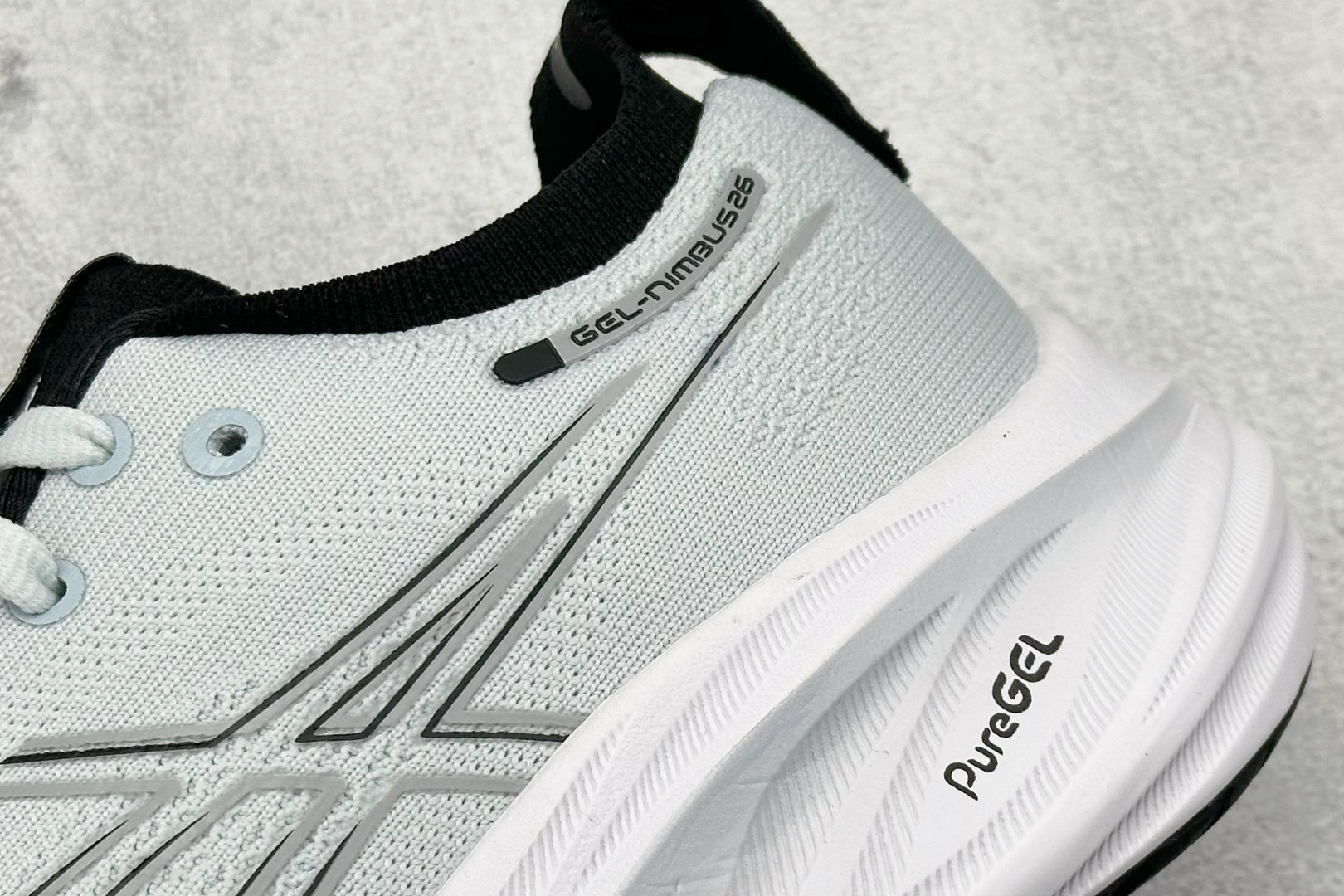  
Asics 亚瑟士GEL-NIMBUS 26 运动跑鞋
鞋面采用双层提花网面设计，提高包裹性和透气性