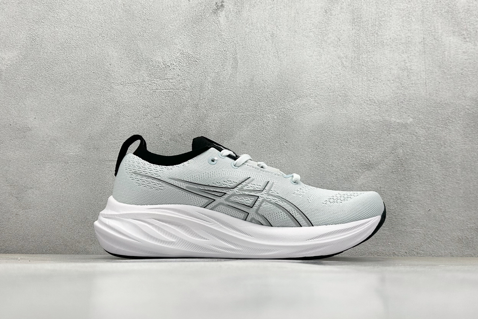  
Asics 亚瑟士GEL-NIMBUS 26 运动跑鞋
鞋面采用双层提花网面设计，提高包裹性和透气性