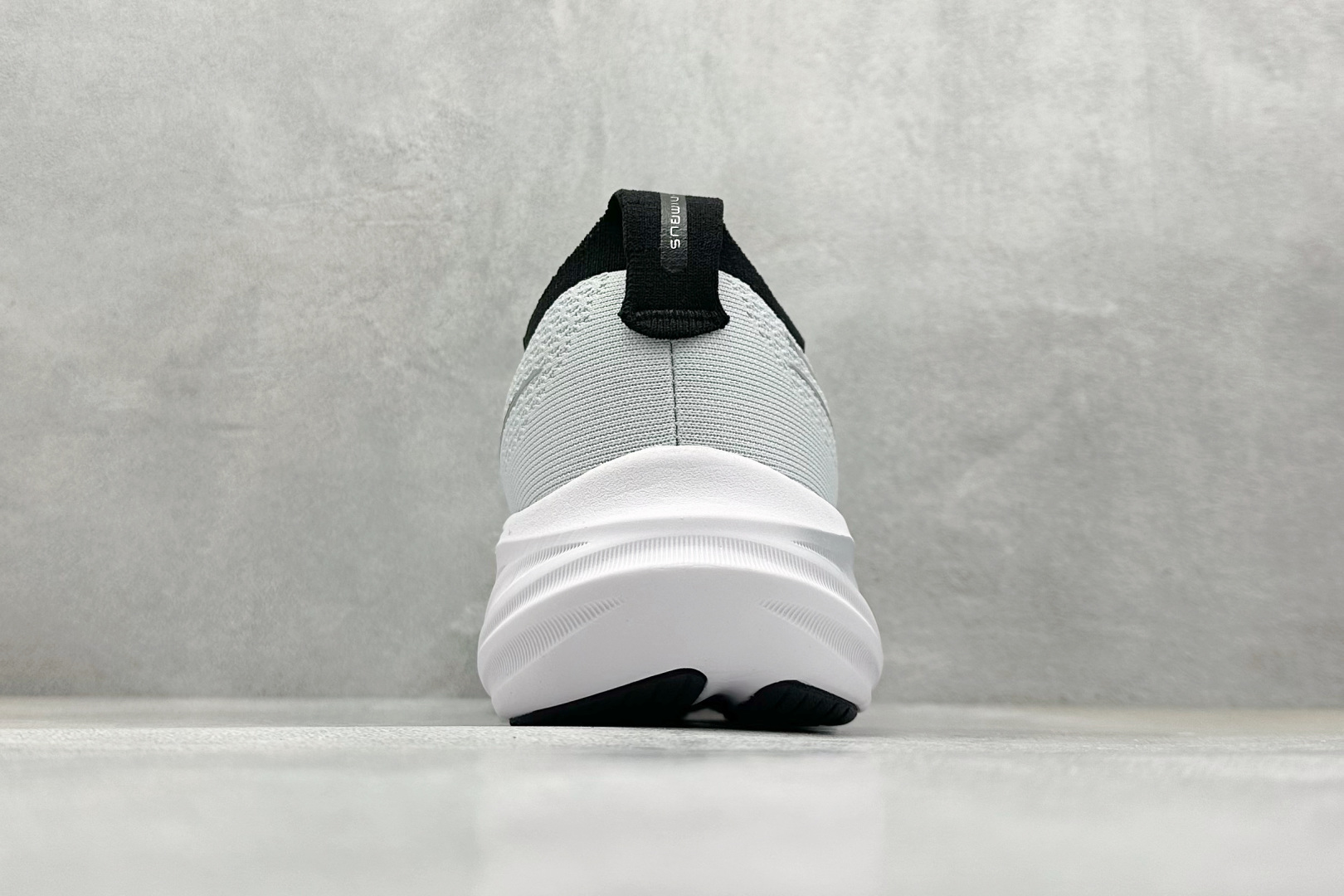  
Asics 亚瑟士GEL-NIMBUS 26 运动跑鞋
鞋面采用双层提花网面设计，提高包裹性和透气性