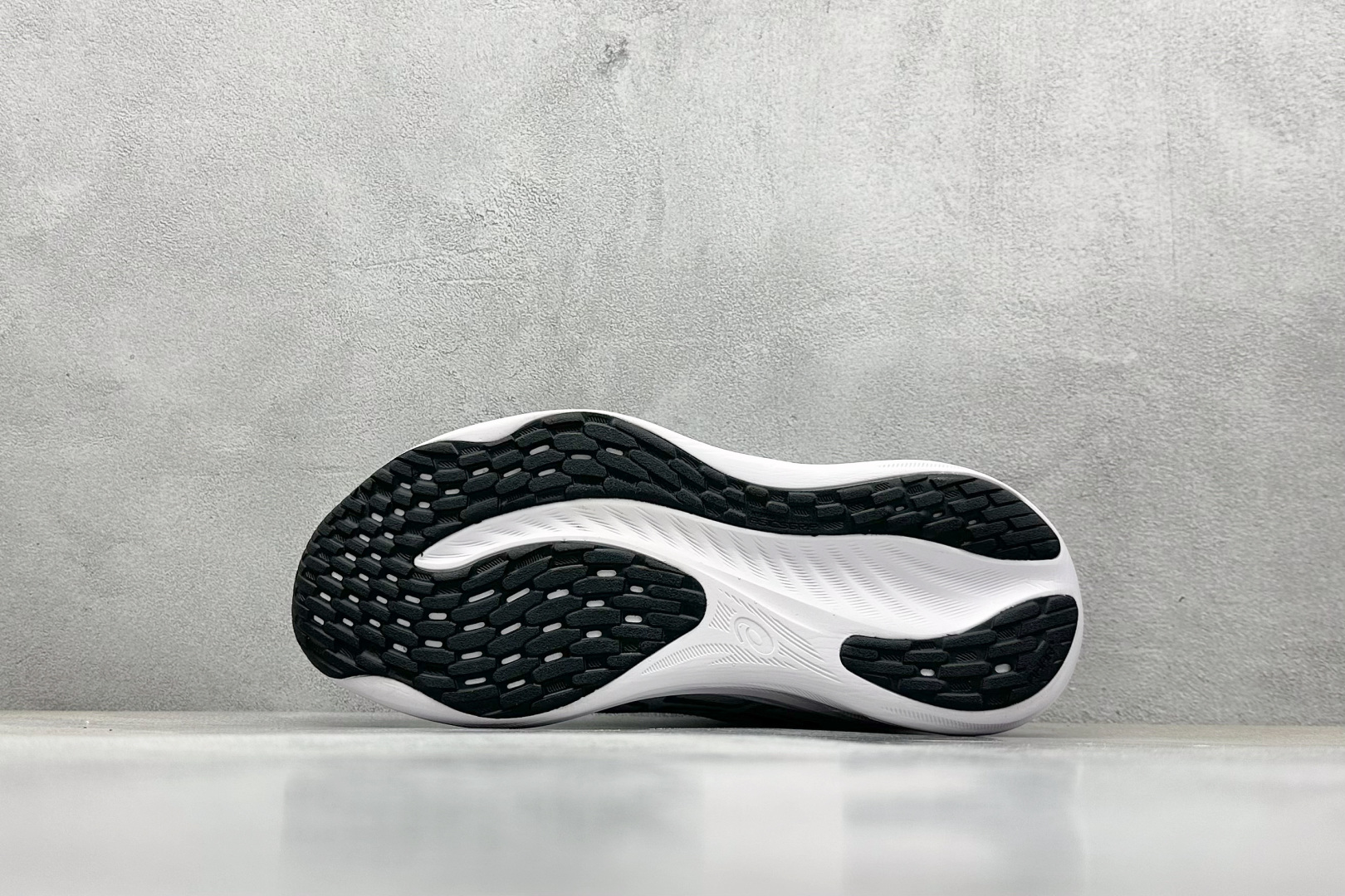  
Asics 亚瑟士GEL-NIMBUS 26 运动跑鞋
鞋面采用双层提花网面设计，提高包裹性和透气性