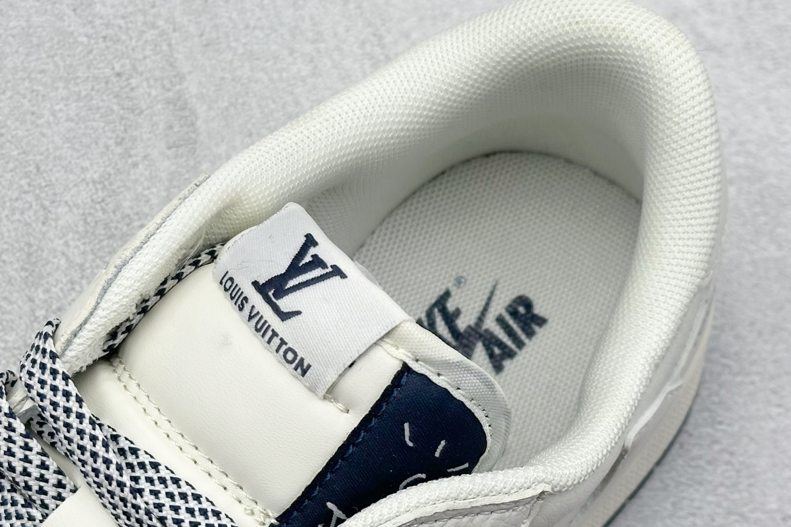 终端放店
XC版 Travis Scott x Nike Air Jordan 1 Low x Lou