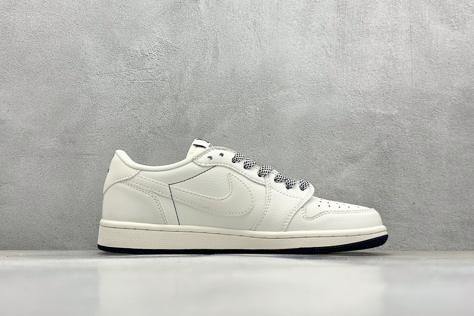 终端放店
XC版 Travis Scott x Nike Air Jordan 1 Low x Lou