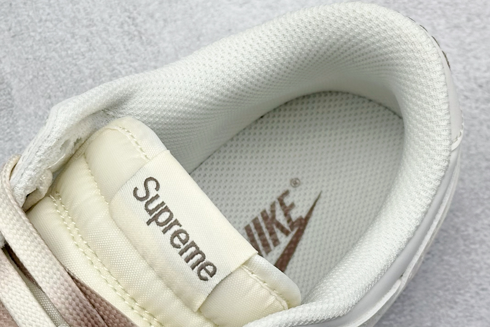  终端放店
XC版 Nike SB Dunk Low“ Supreme联名——白棕双拼小勾”  
周年高