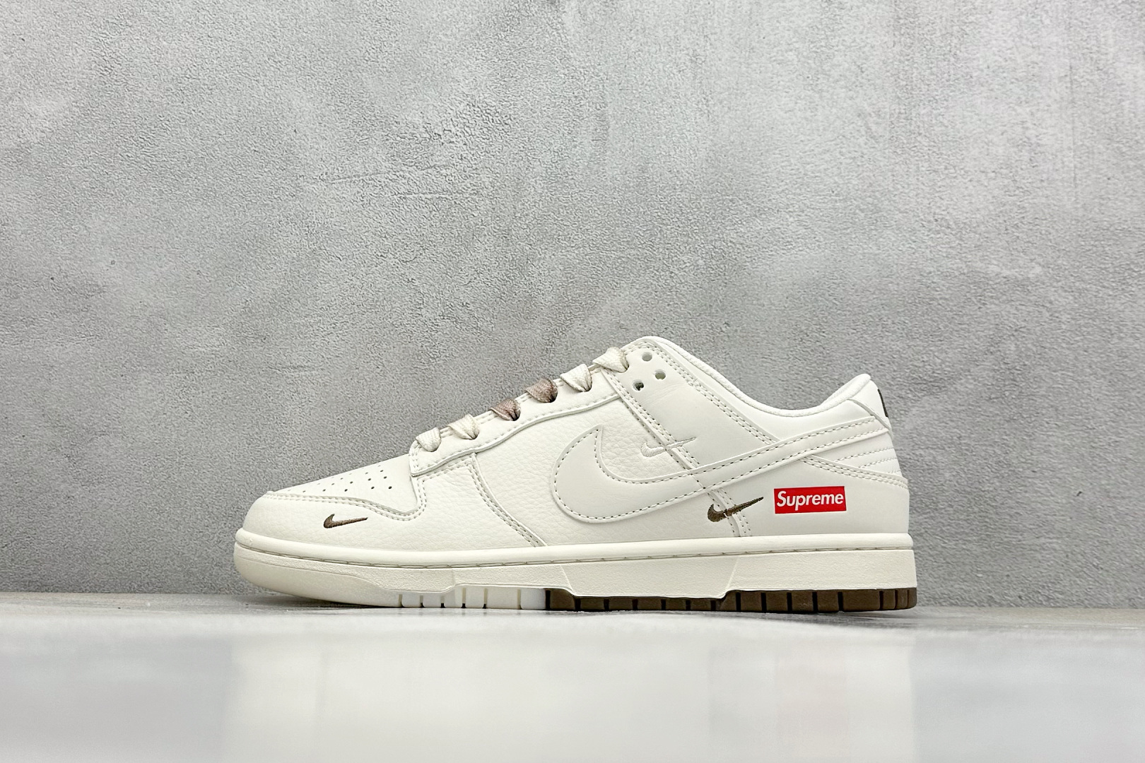  终端放店
XC版 Nike SB Dunk Low“ Supreme联名——白棕双拼小勾”  
周年高