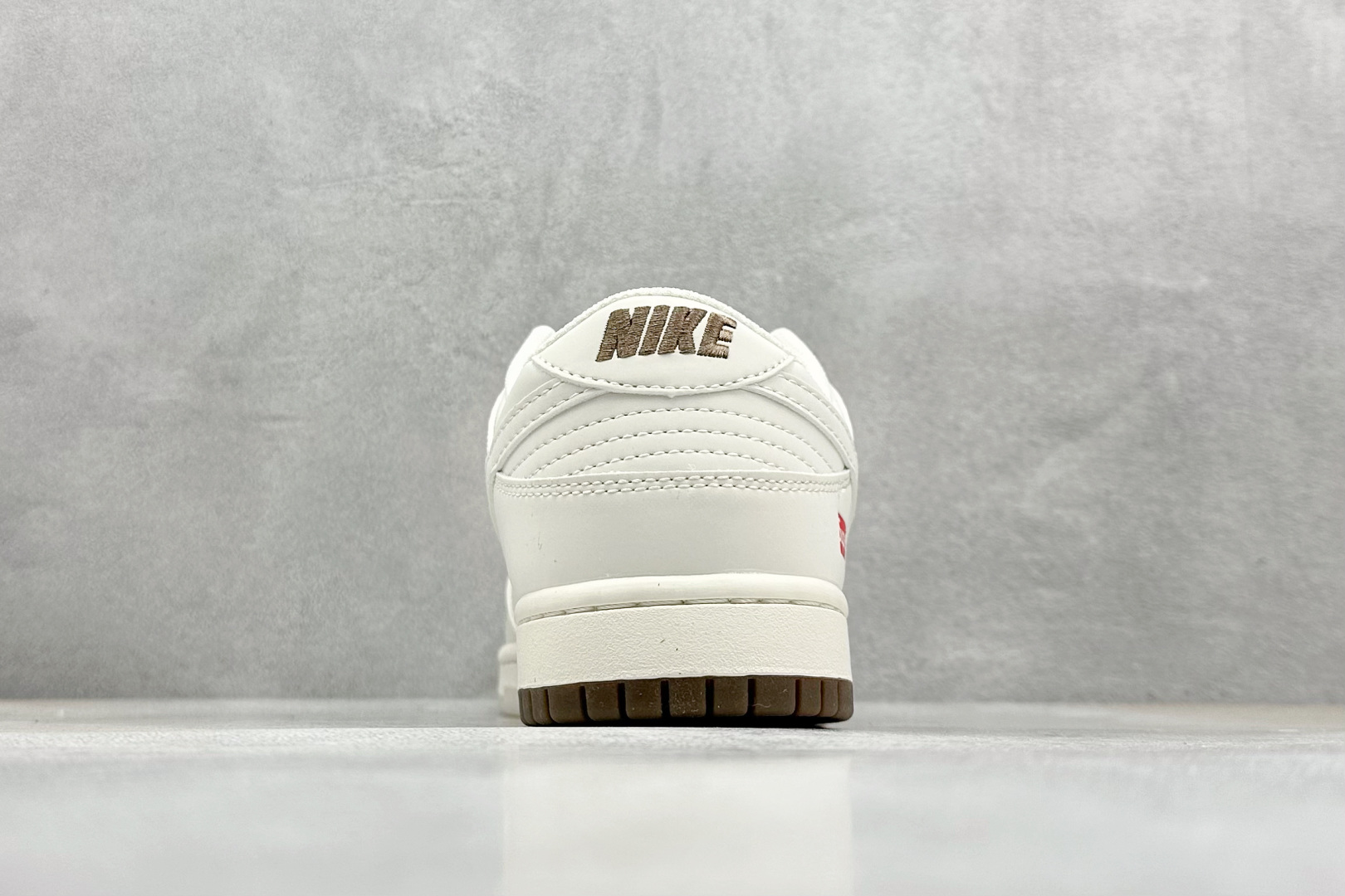  终端放店
XC版 Nike SB Dunk Low“ Supreme联名——白棕双拼小勾”  
周年高