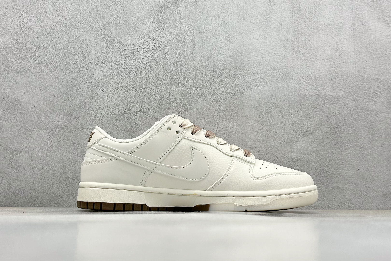 终端放店
XC版 Nike SB Dunk Low“ Supreme联名——白棕双拼小勾”  
周年高