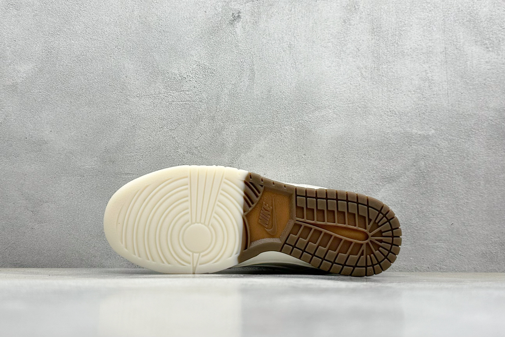  终端放店
XC版 Nike SB Dunk Low“ Supreme联名——白棕双拼小勾”  
周年高