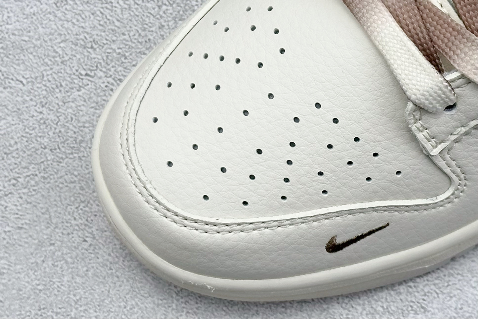  终端放店
XC版 Nike SB Dunk Low“ Supreme联名——白棕双拼小勾”  
周年高