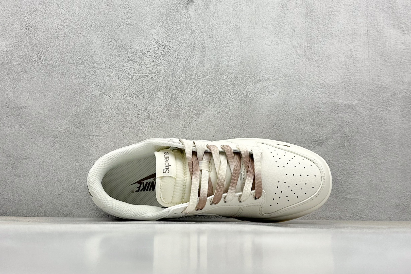  终端放店
XC版 Nike SB Dunk Low“ Supreme联名——白棕双拼小勾”  
周年高