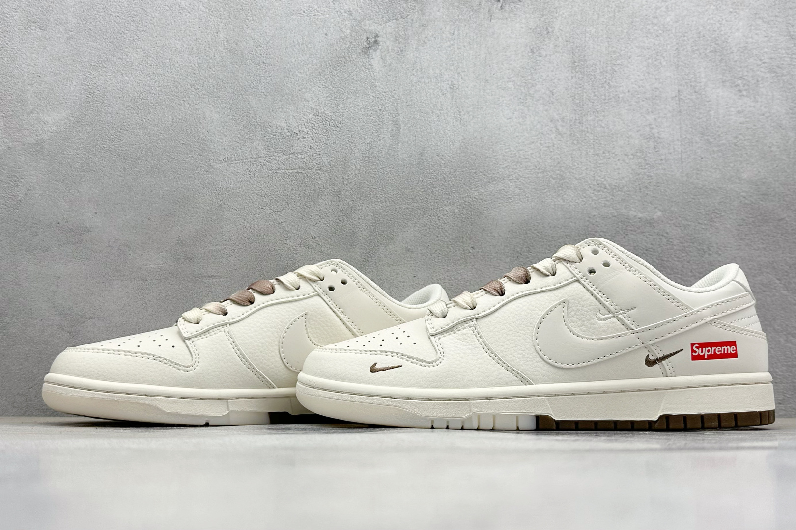  终端放店
XC版 Nike SB Dunk Low“ Supreme联名——白棕双拼小勾”  
周年高