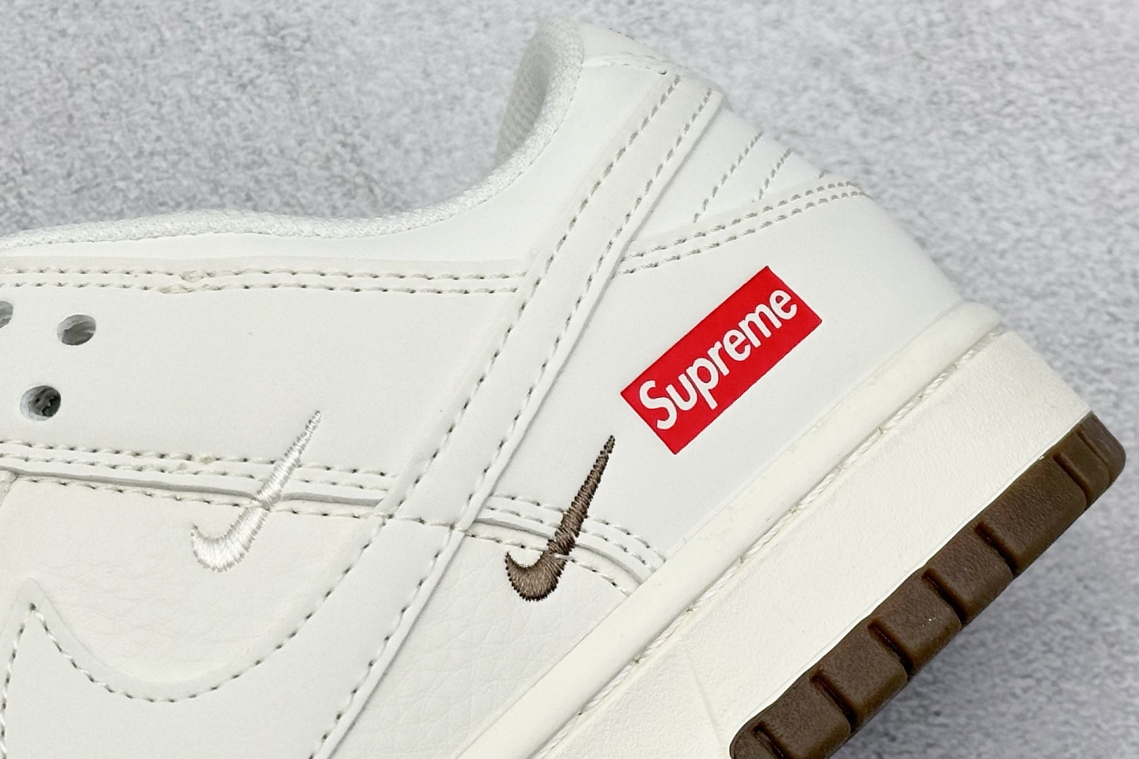  终端放店
XC版 Nike SB Dunk Low“ Supreme联名——白棕双拼小勾”  
周年高