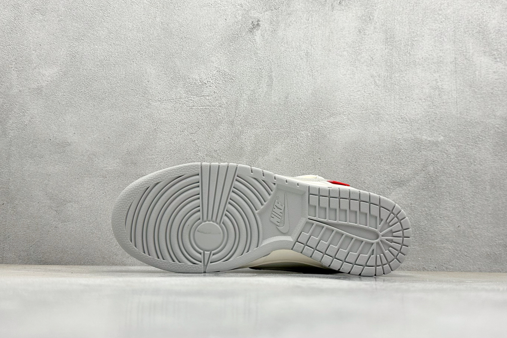  终端放店
XC版 Nike SB Dunk Low Sup系列 绑带米白灰勾 周年高端定制 低帮休闲板