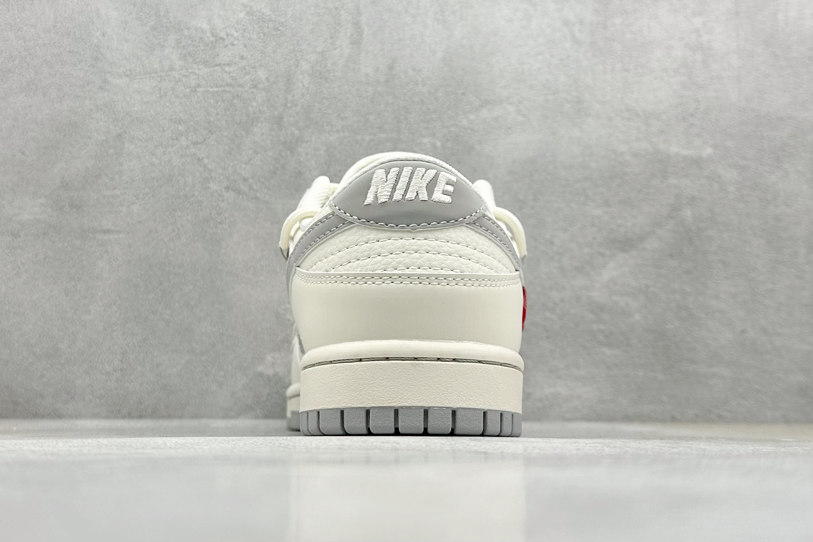  终端放店
XC版 Nike SB Dunk Low Sup系列 绑带米白灰勾 周年高端定制 低帮休闲板