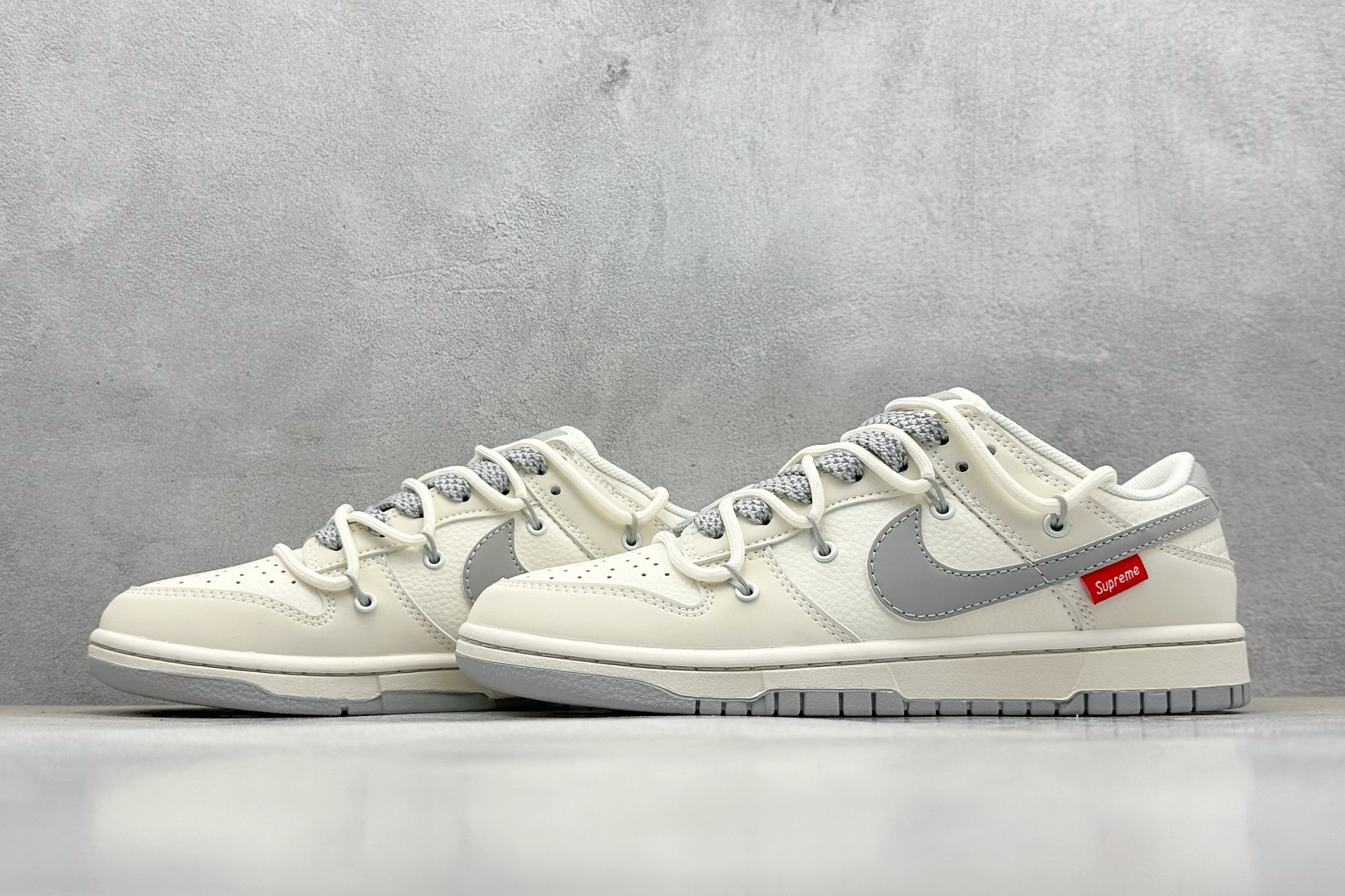  终端放店
XC版 Nike SB Dunk Low Sup系列 绑带米白灰勾 周年高端定制 低帮休闲板