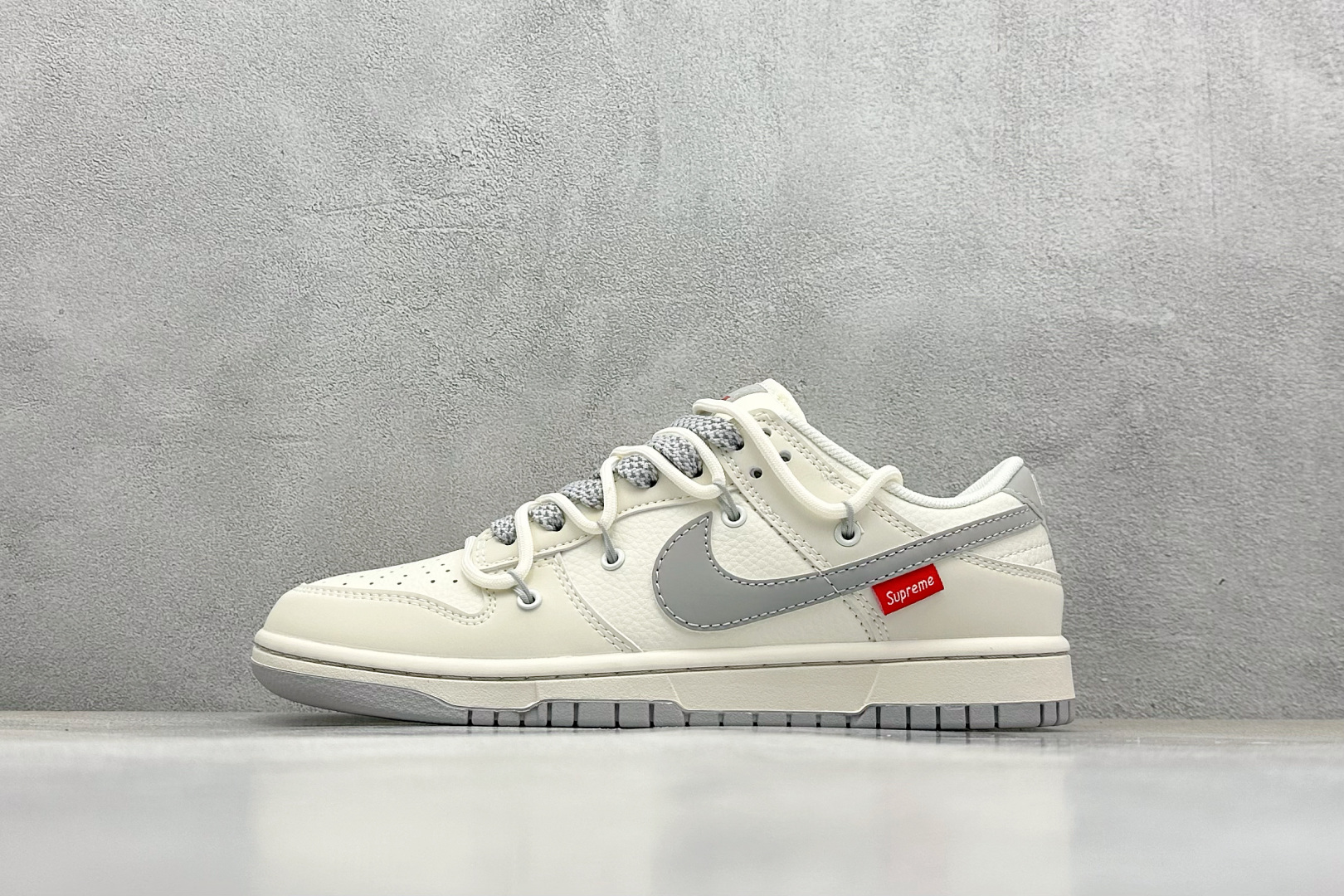  终端放店
XC版 Nike SB Dunk Low Sup系列 绑带米白灰勾 周年高端定制 低帮休闲板