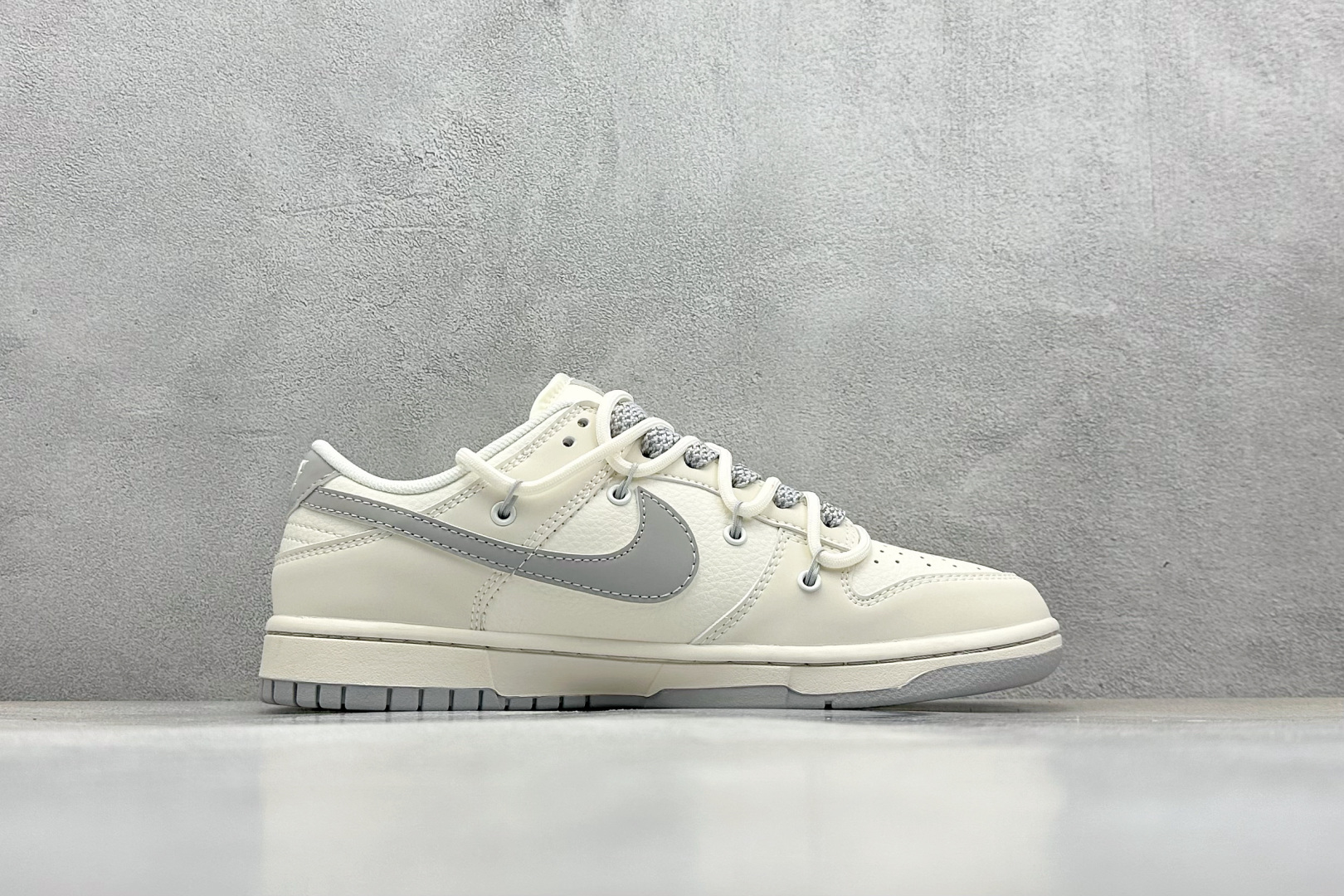  终端放店
XC版 Nike SB Dunk Low Sup系列 绑带米白灰勾 周年高端定制 低帮休闲板