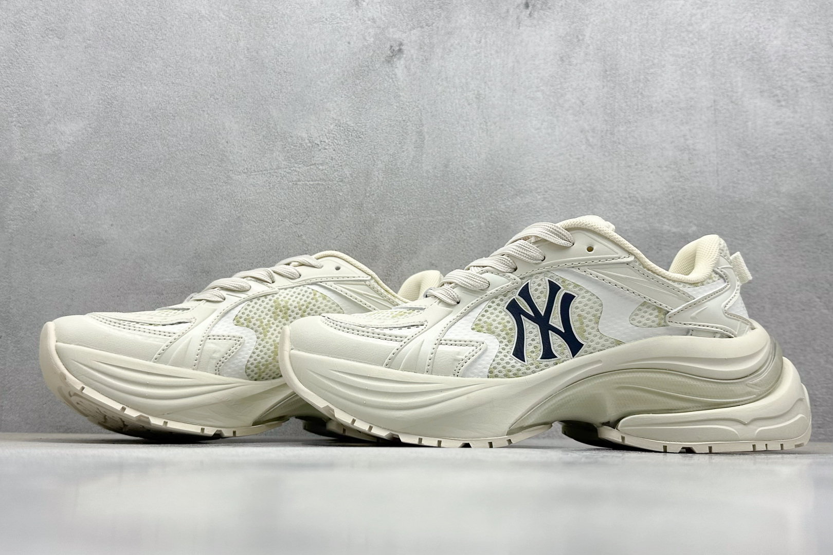  终端放店
NY版 MLB New York Yankees Curve Runner
张凌赫同款 低帮