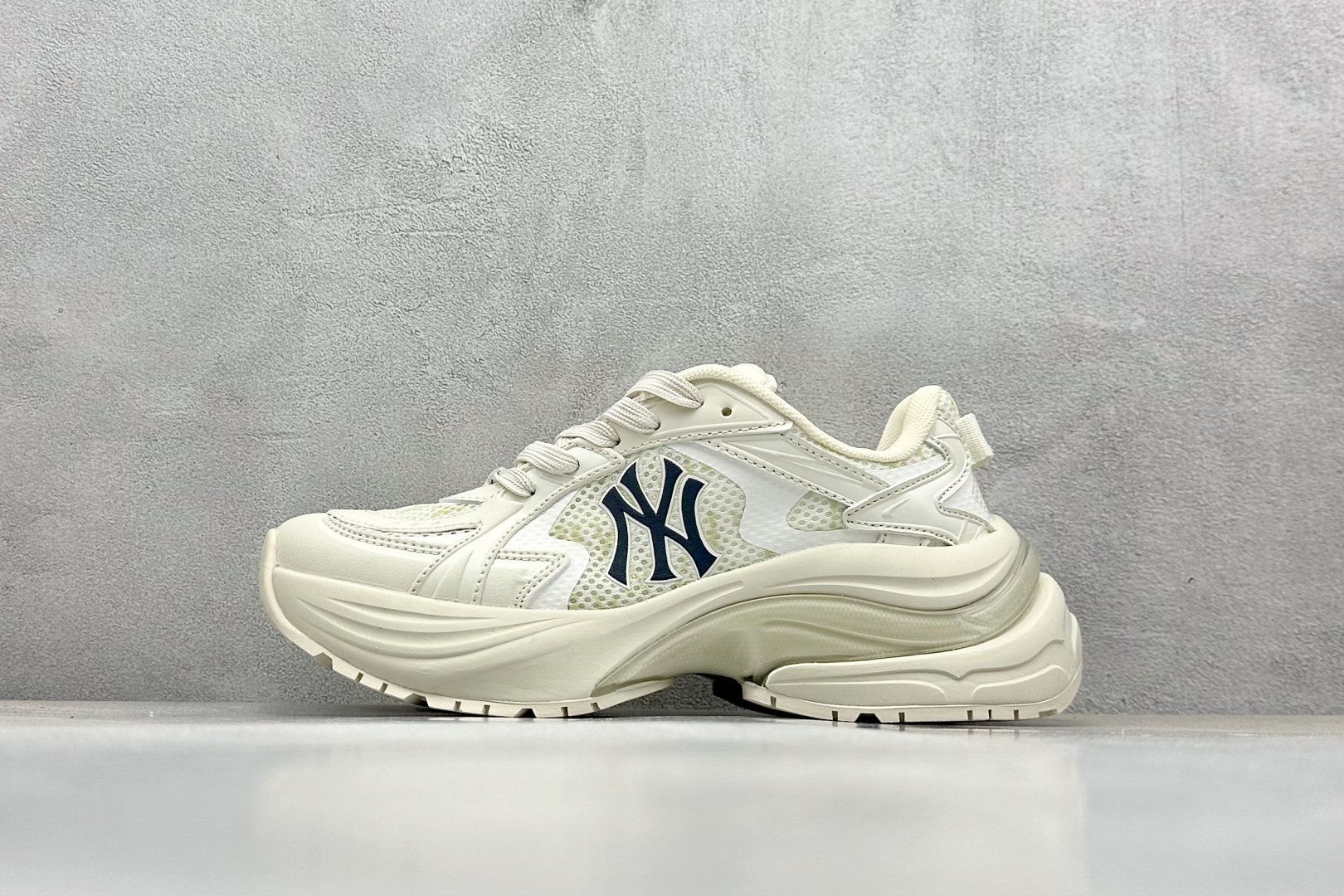  终端放店
NY版 MLB New York Yankees Curve Runner
张凌赫同款 低帮