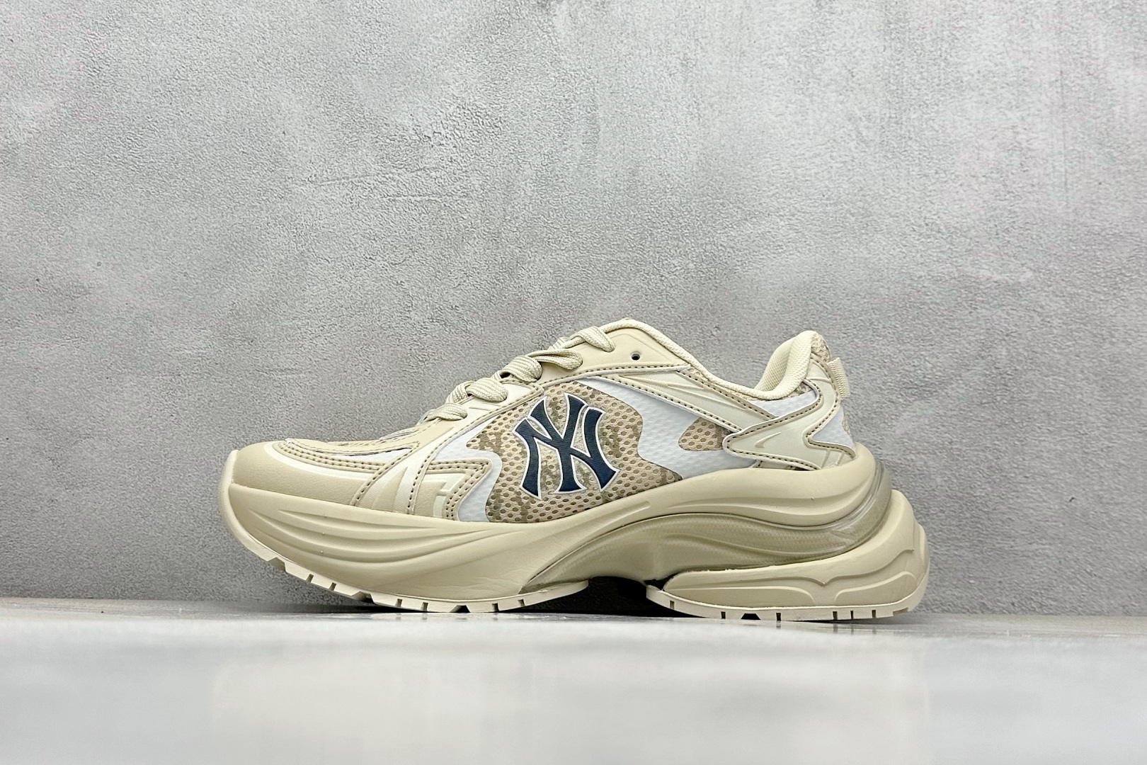  终端放店
NY版 MLB New York Yankees Curve Runner
张凌赫同款 低帮